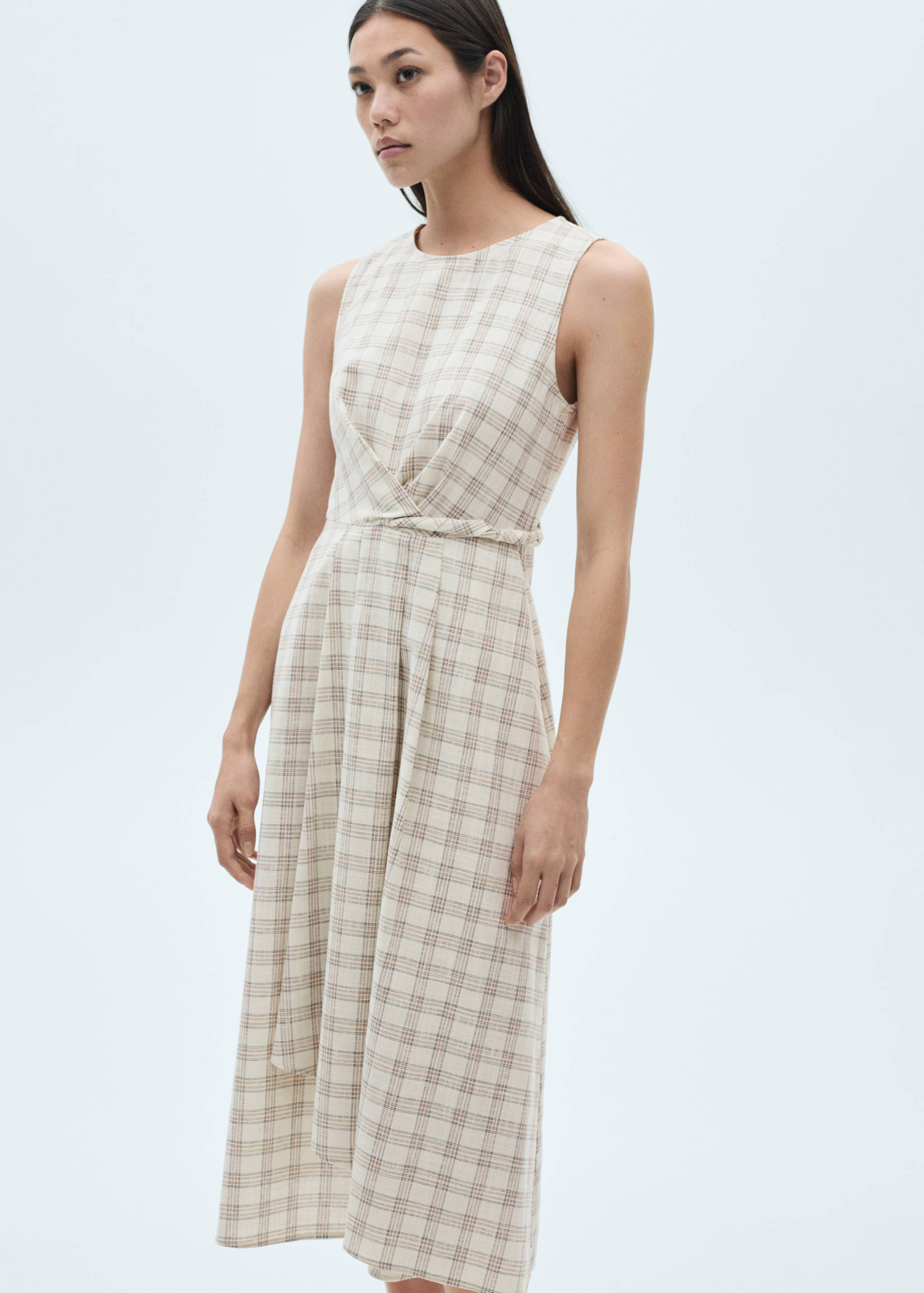Robe midi en imprimé carreaux - Plan moyen