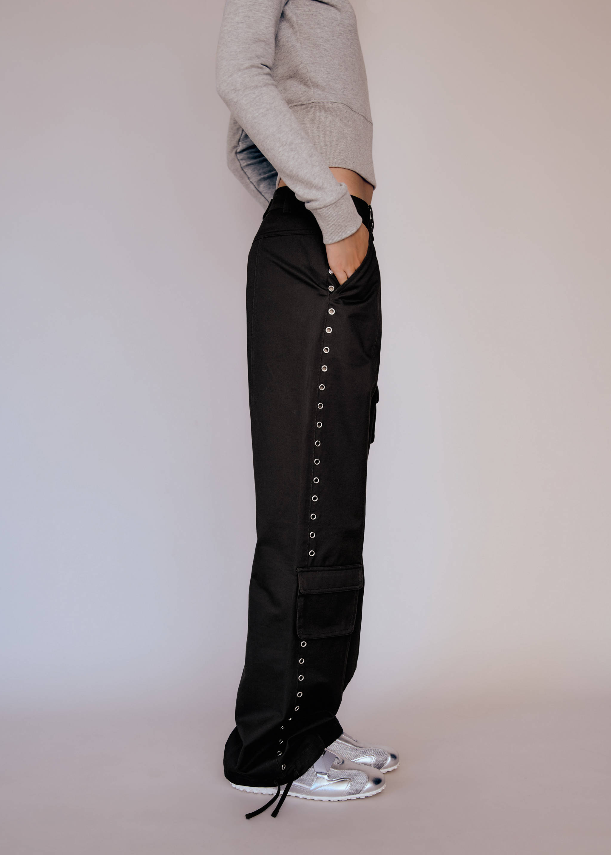 Брюки-парашюты с заклепками - Средний план