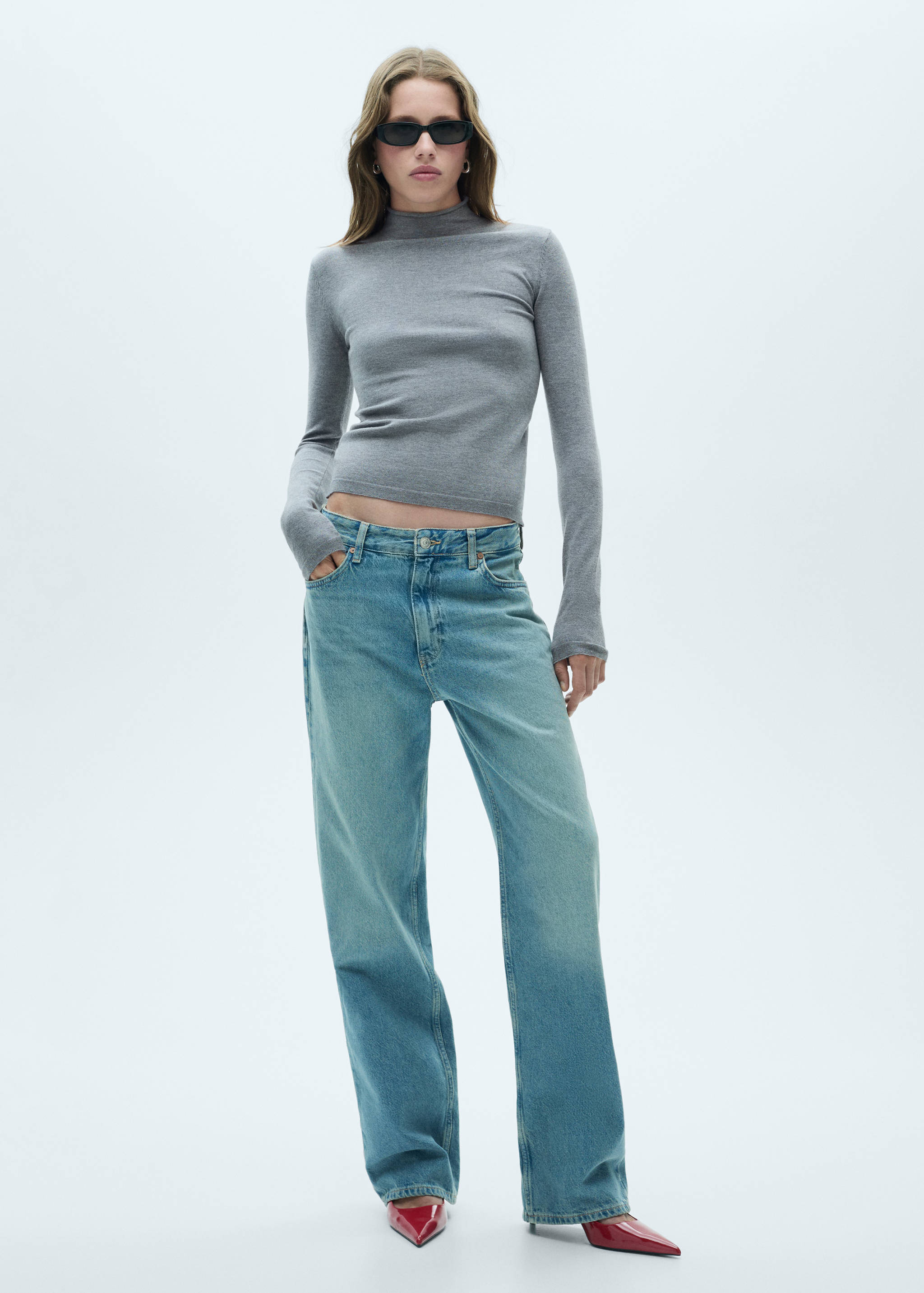 Свитер с воротником-стойкой - Общий план