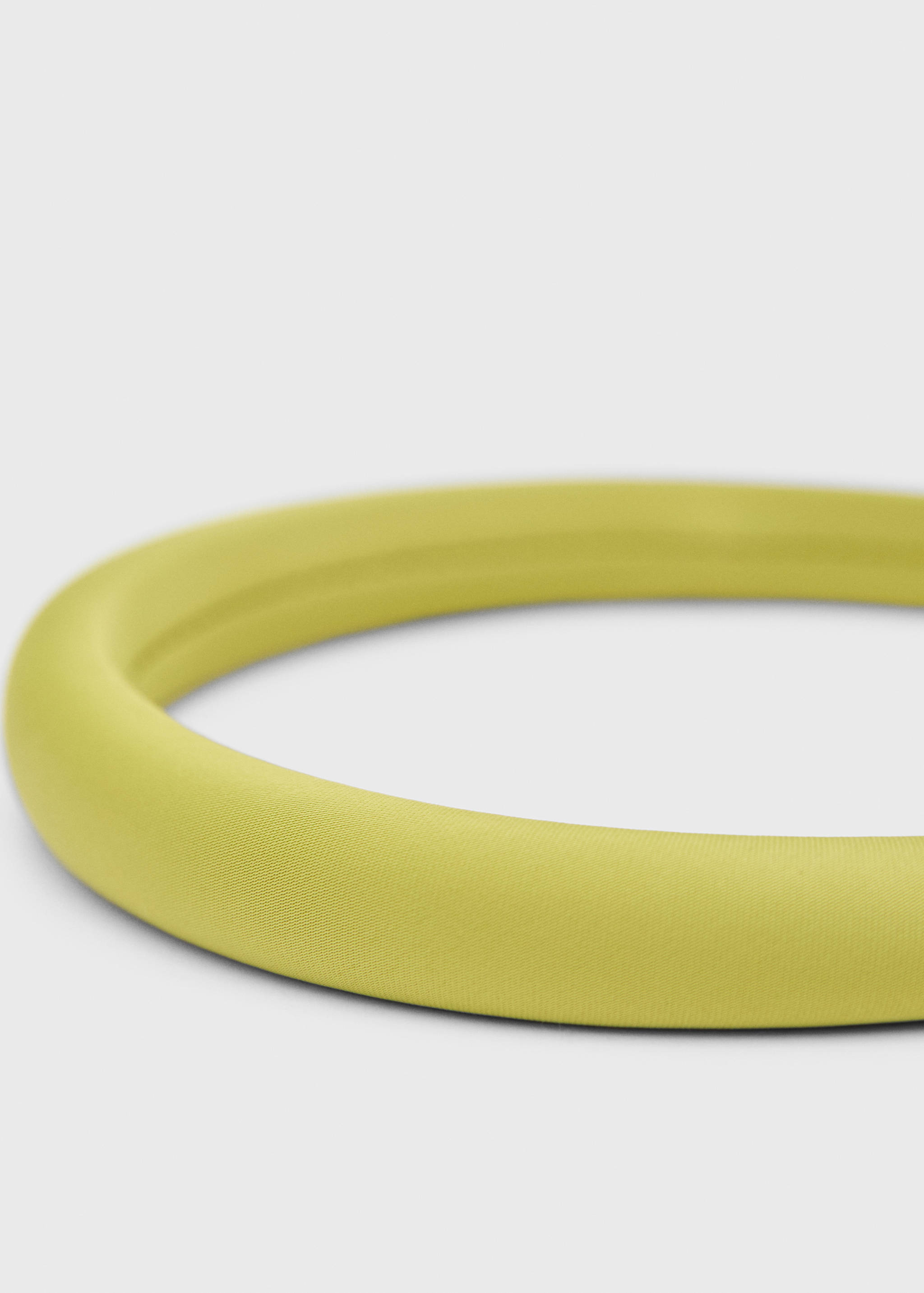 Diadema acolchada satinada - Plano medio