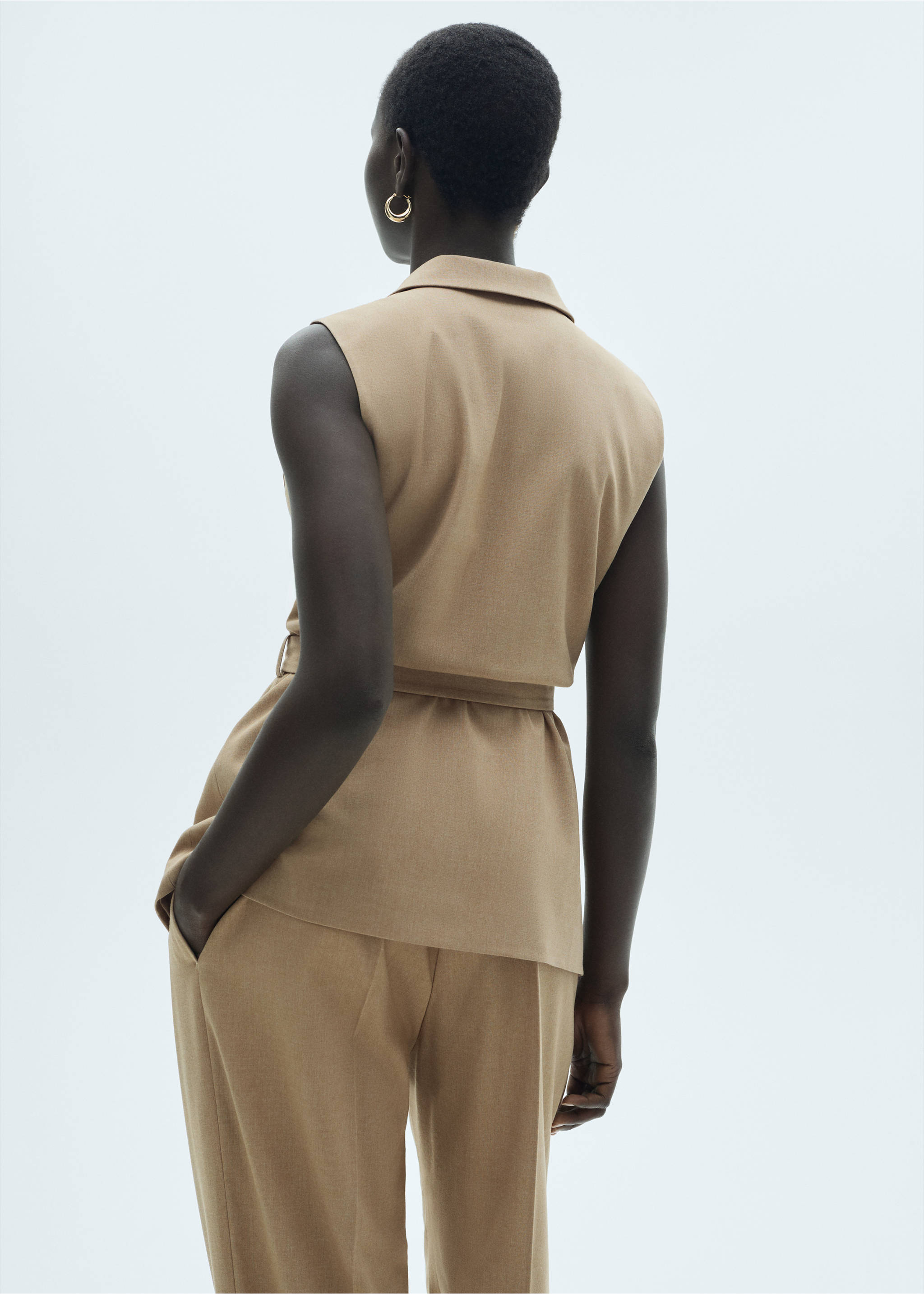 Suit waistcoat with bow - Reverse of the article, Beige. Ref: 77067648-00.