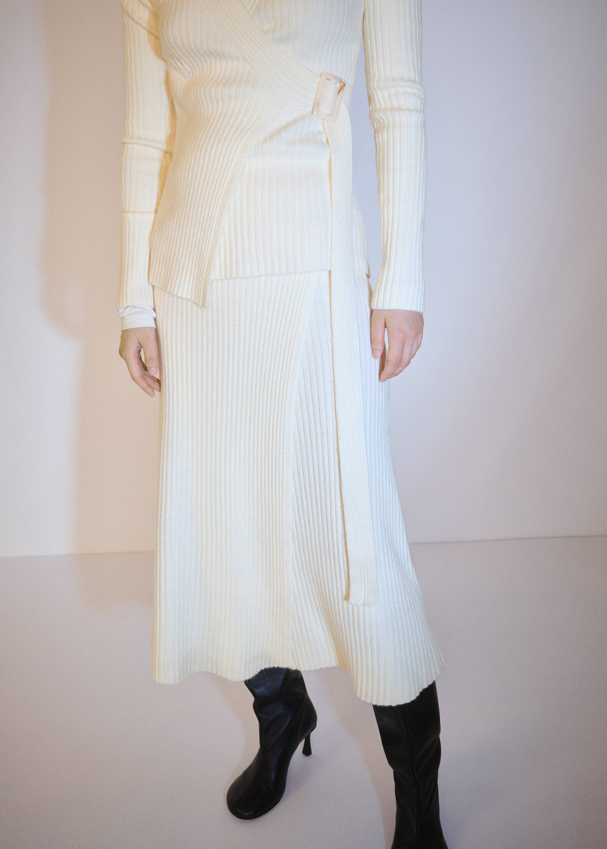 Трикотажная юбка с запахом - Средний план