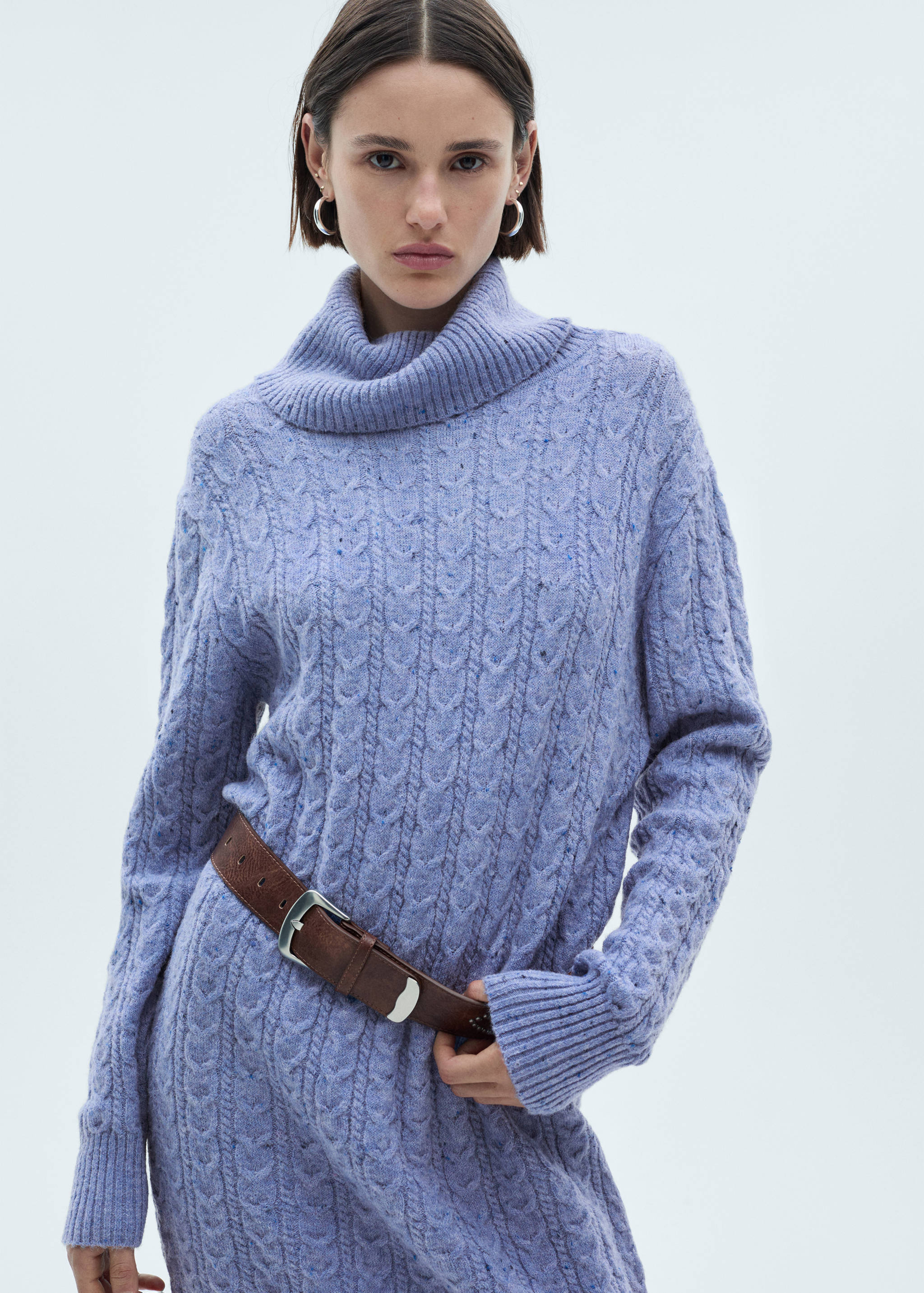 Robe maille col roulé - Plan moyen