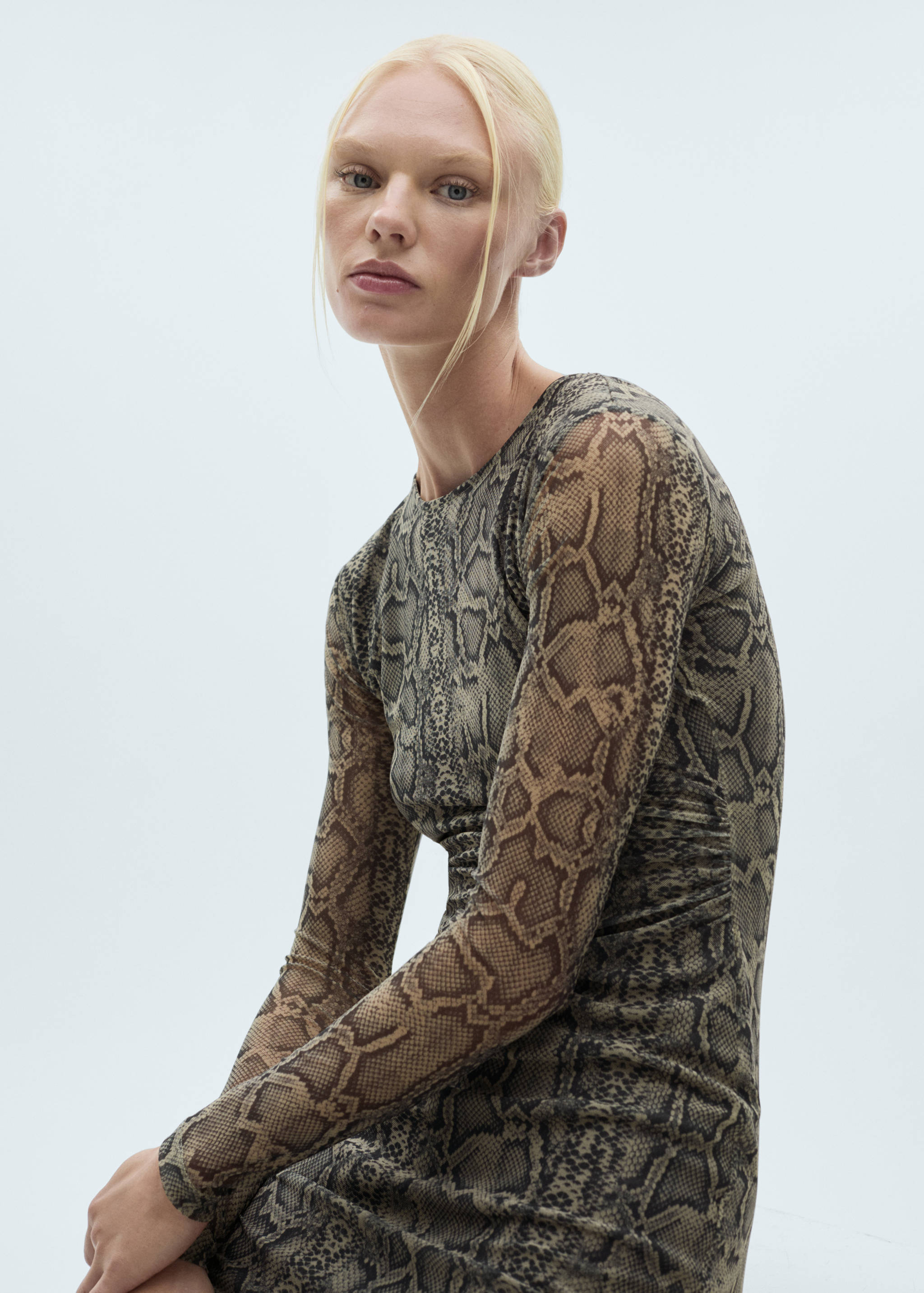 Robe en maille filet imprimé animal - Plan moyen