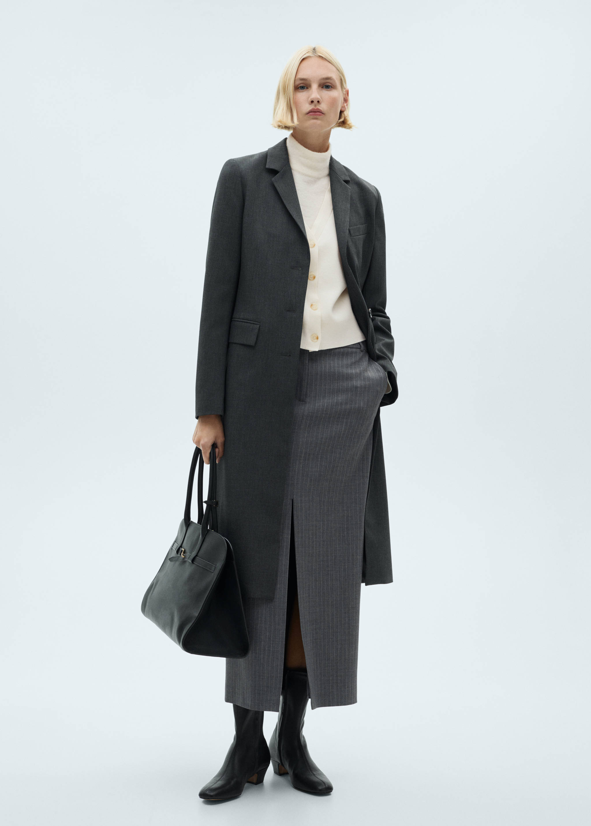 Трикотажный кардиган с V-образной горловиной - Общий план