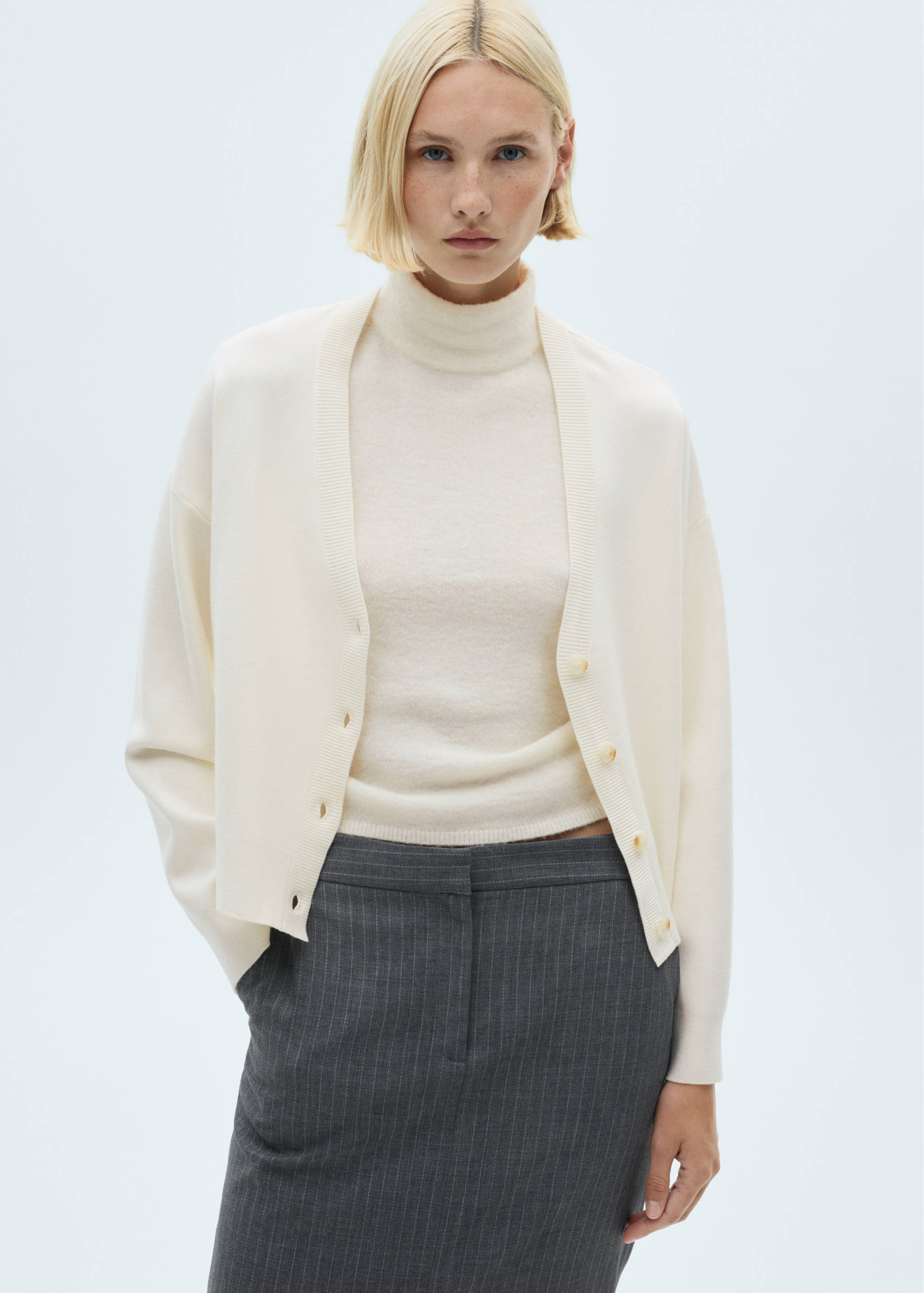 Трикотажный кардиган с V-образной горловиной - Средний план