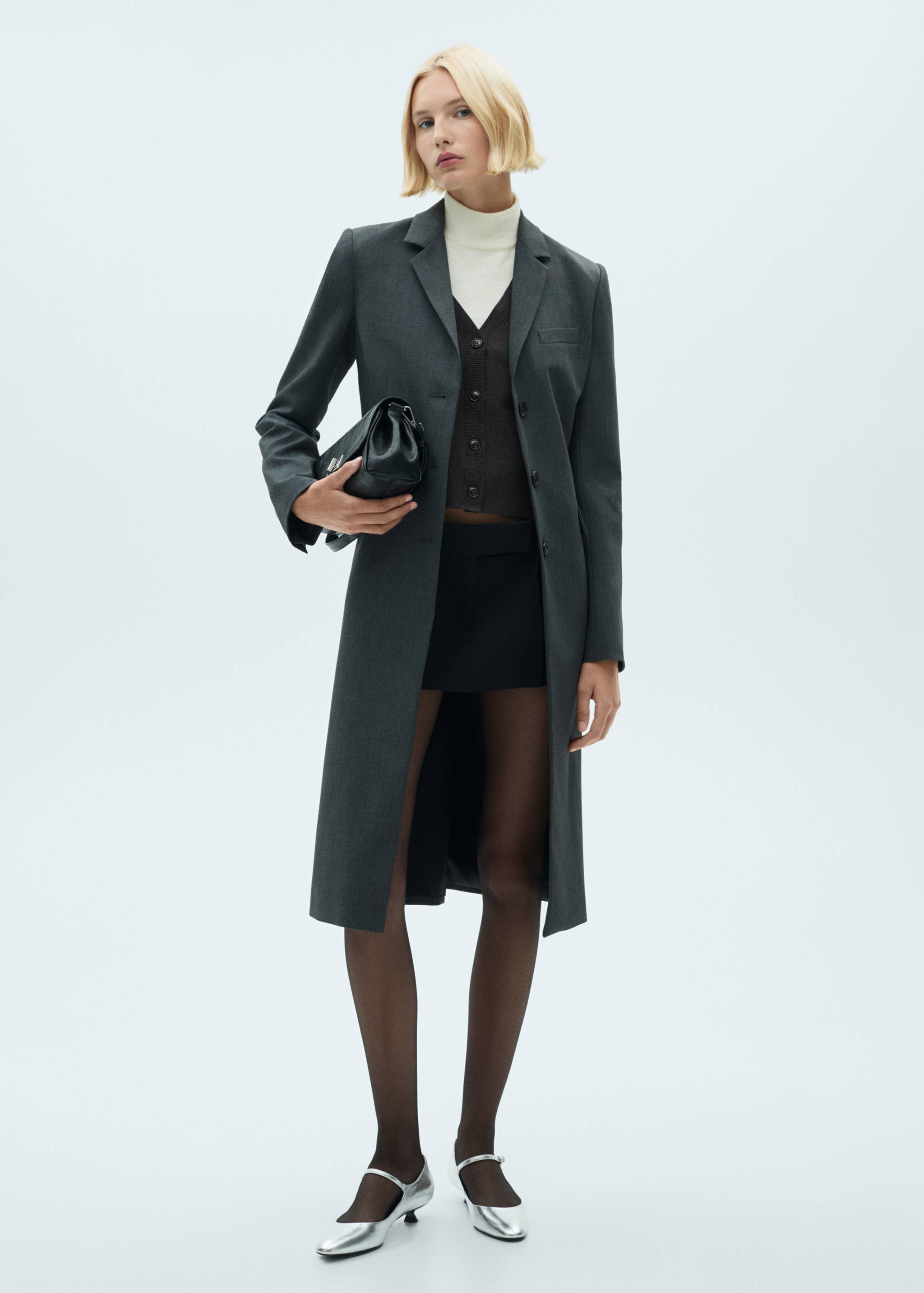 Трикотажный кардиган с V-образной горловиной - Общий план