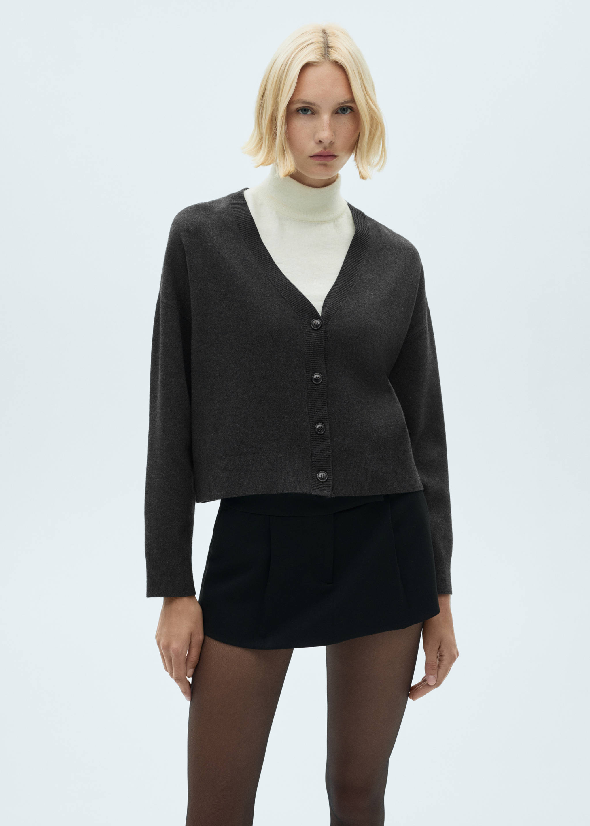 Трикотажный кардиган с V-образной горловиной - Средний план