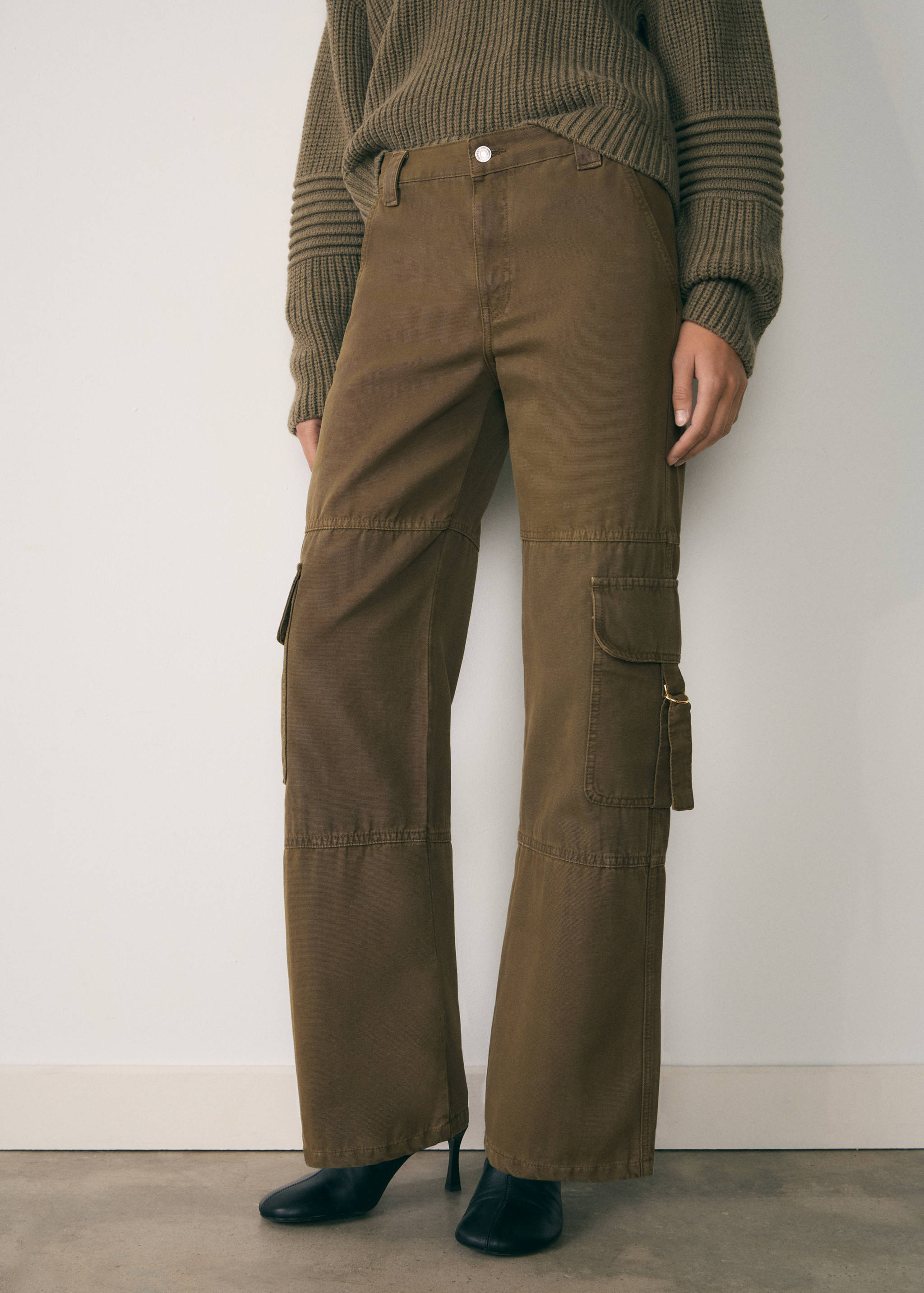 Jeans cargo cremalleras - Plano medio