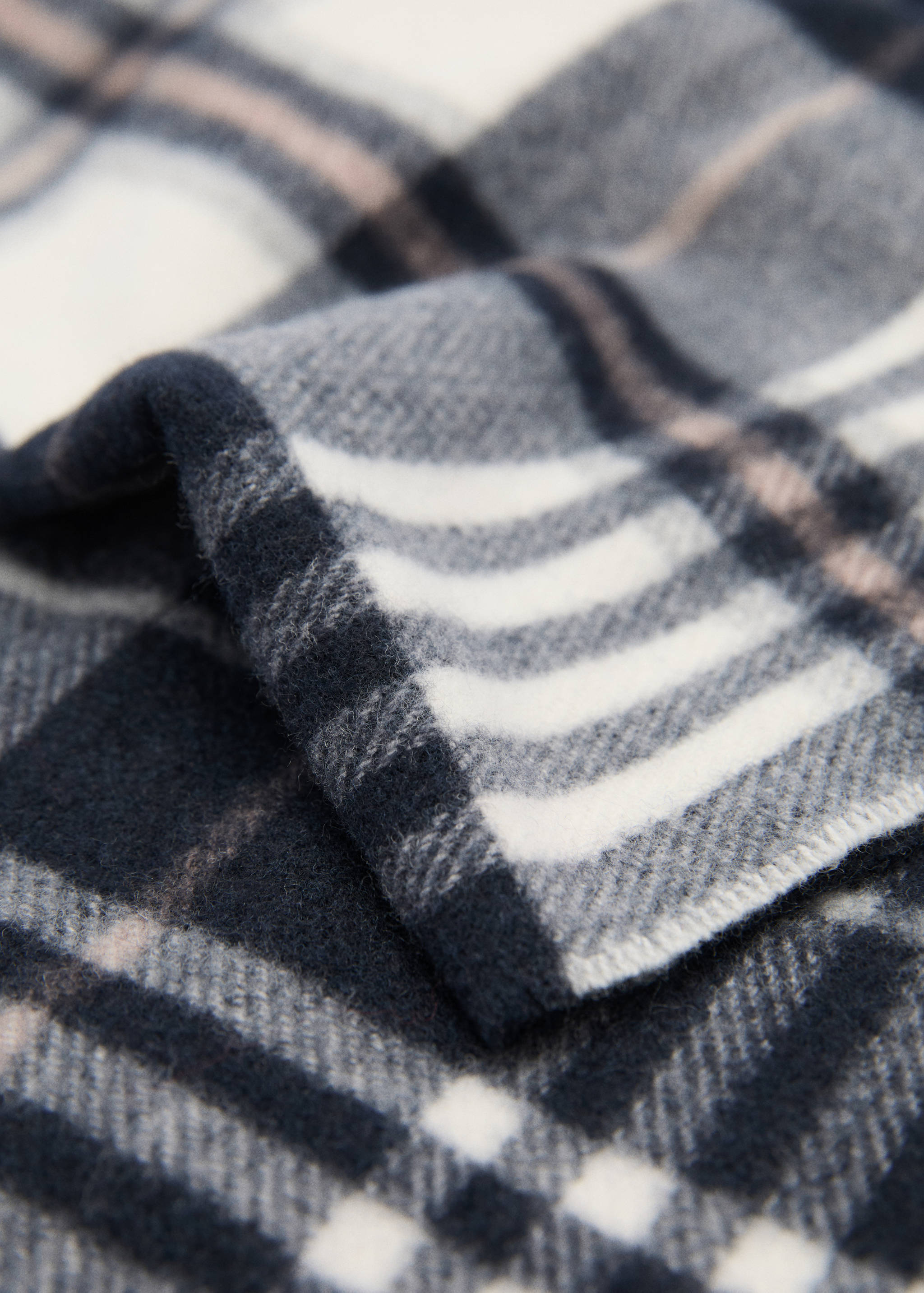 Bufanda cuadro escocés flecos - Plano medio