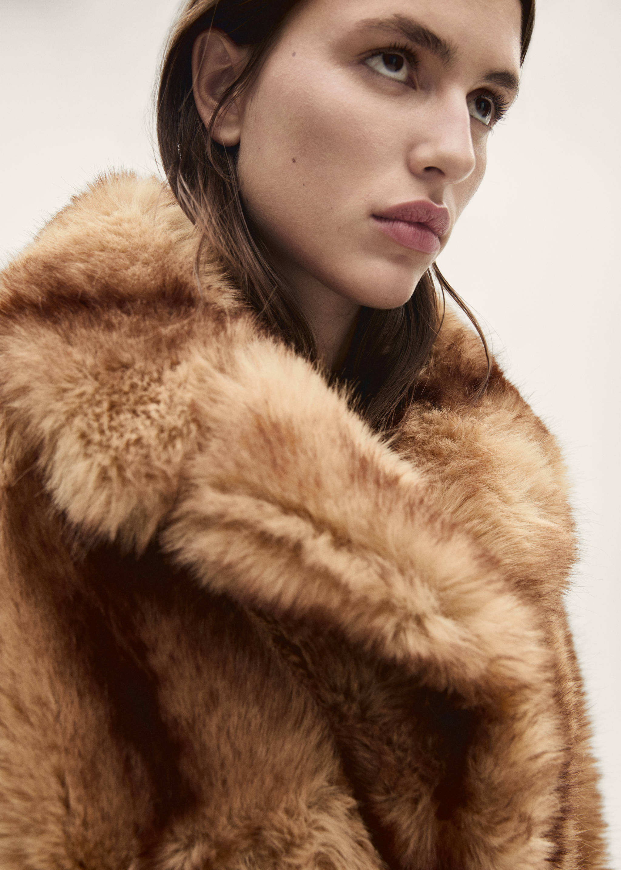 Coat with fur-effect lapels - Details of the article 1