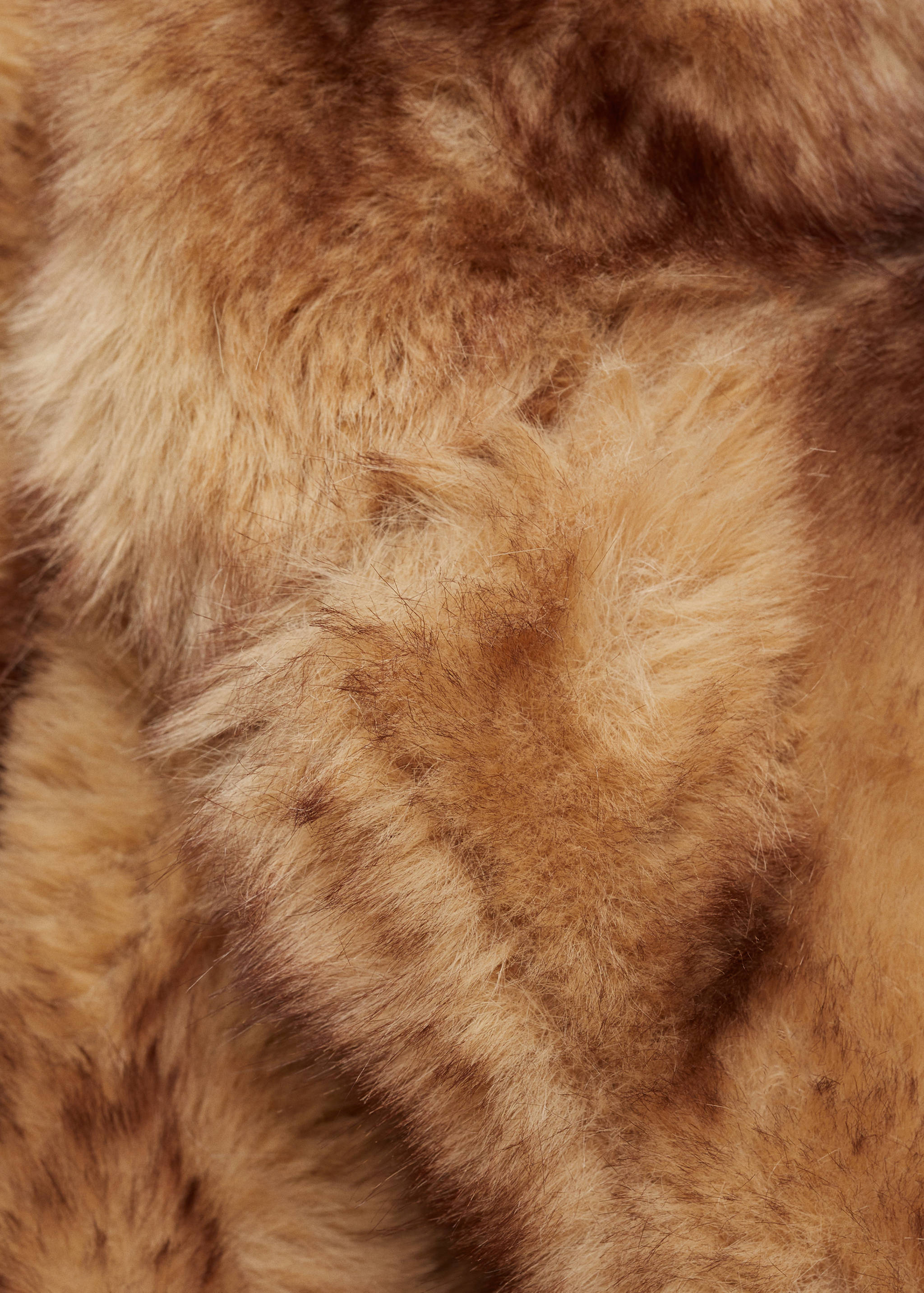 Coat with fur-effect lapels - Details of the article 8