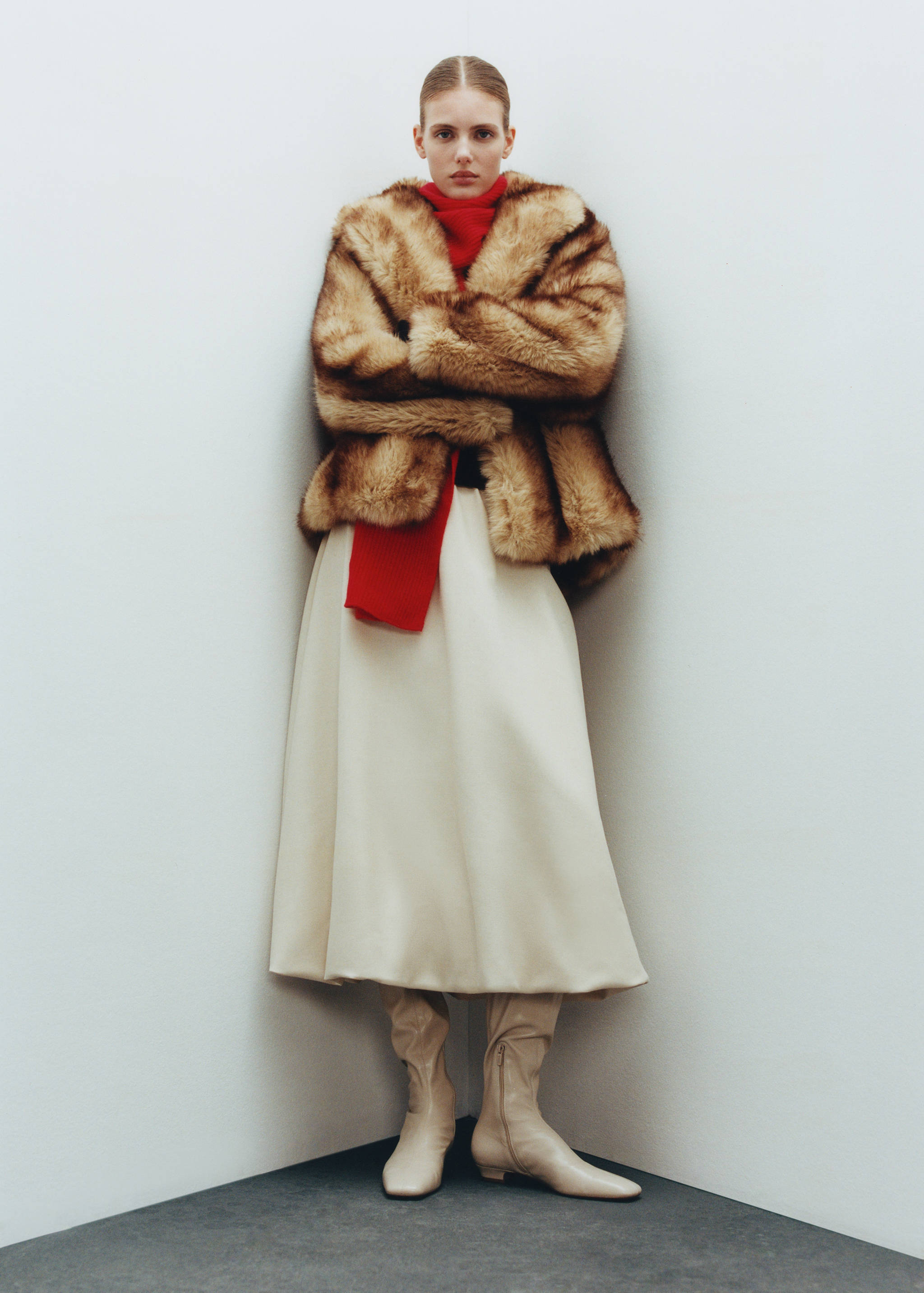 Coat with fur-effect lapels - Details of the article 6