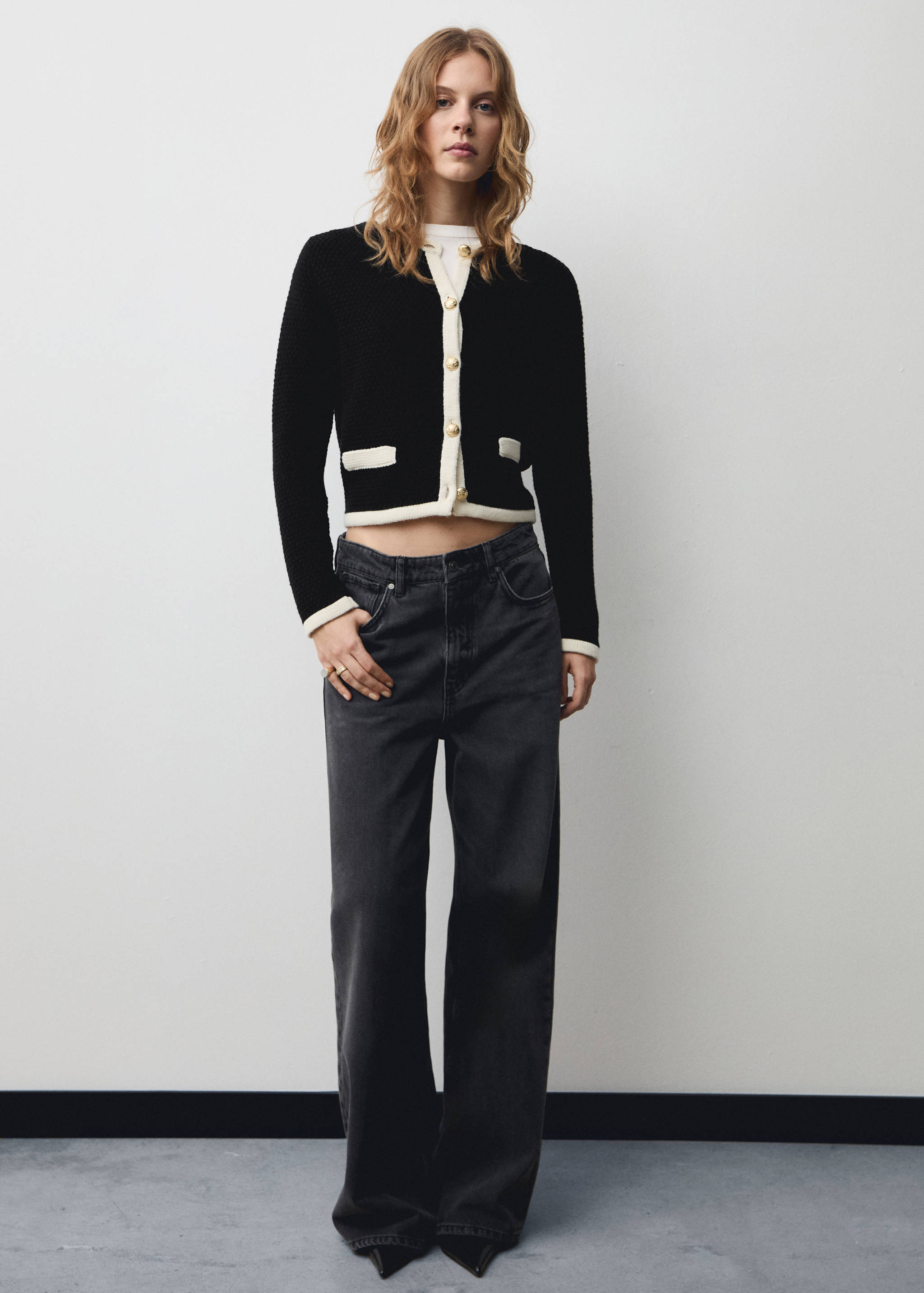 Knitted buttoned jacket - General plane