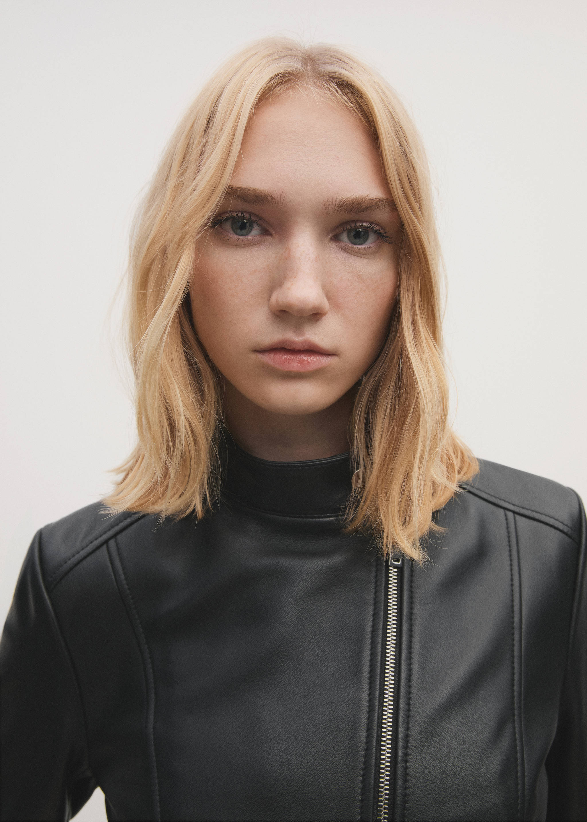 Cropped leather biker jacket - Details of the article 6