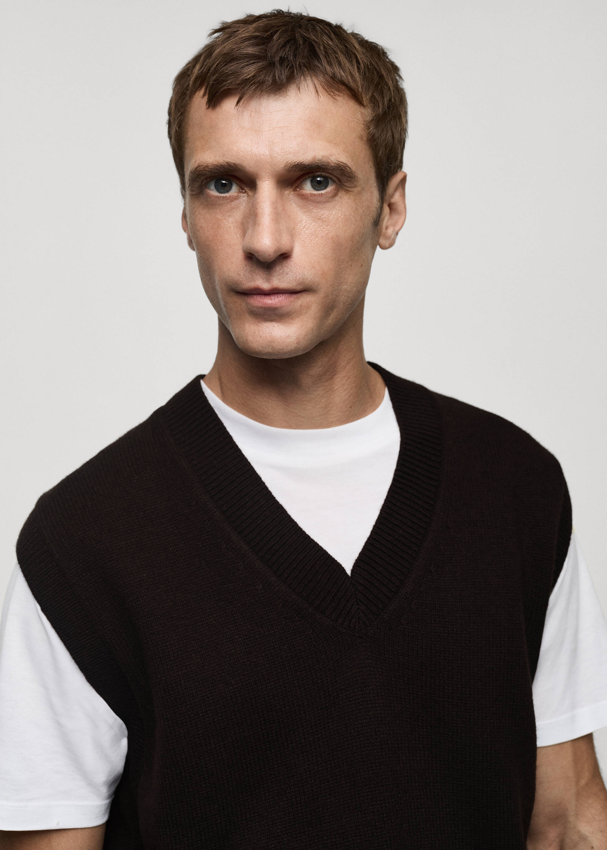 V-neck knitted waistcoat - Details of the article 1