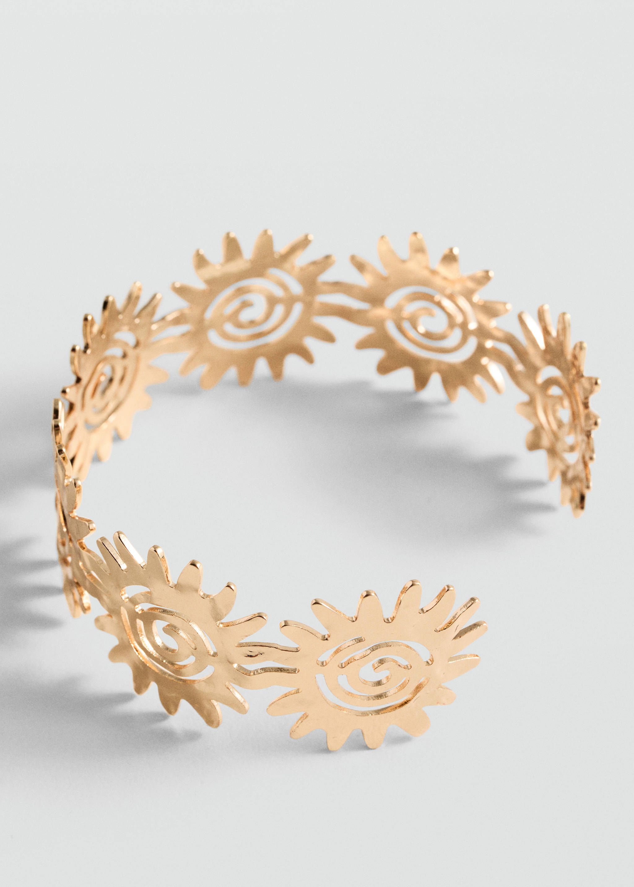 Браслет с солнцами - Средний план