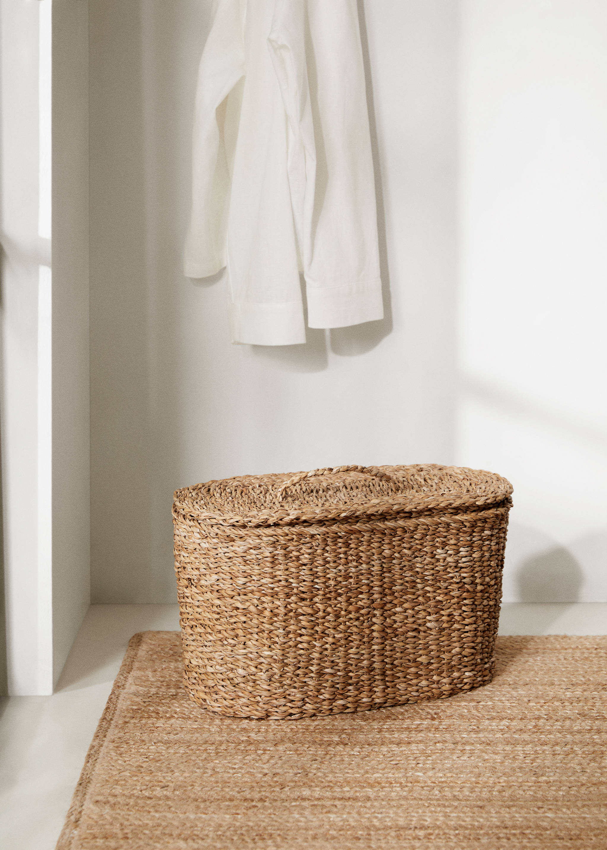 Medium natural fiber oval basket - General plane