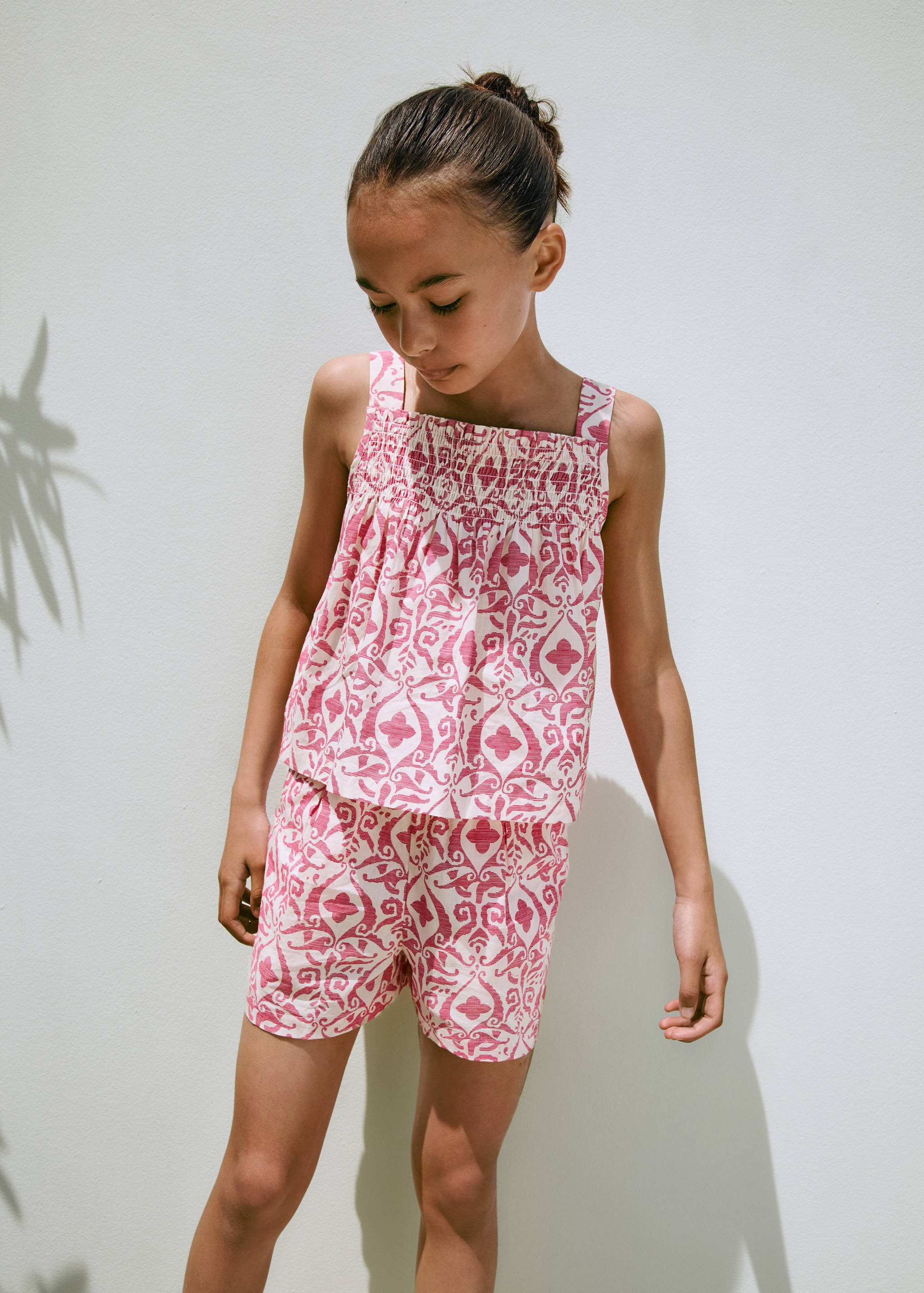 Gemustertes Top mit Raffdetails - Detail des Artikels 7