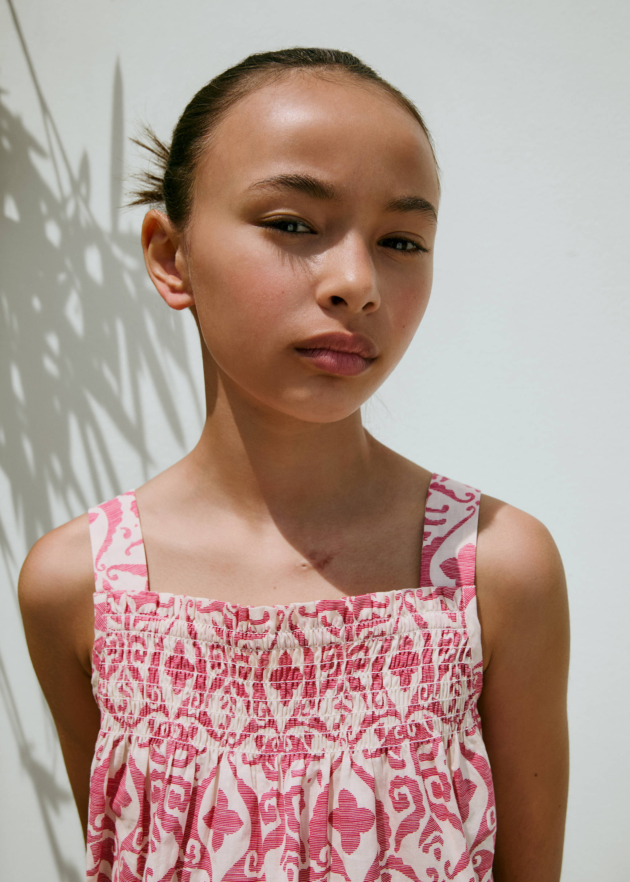 Gemustertes Top mit Raffdetails - Detail des Artikels 5