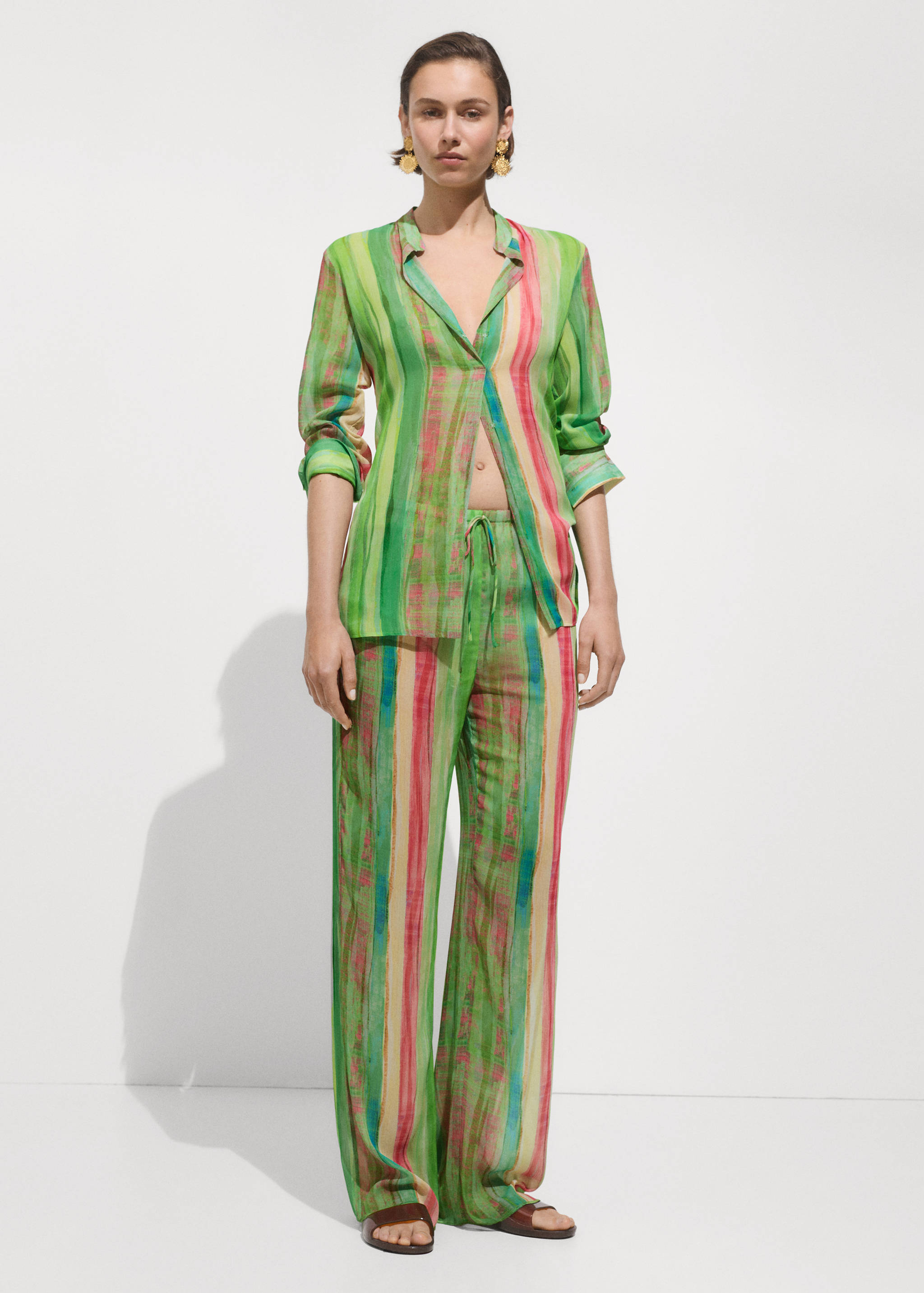 Blusa estampada semitransparente - Plano general