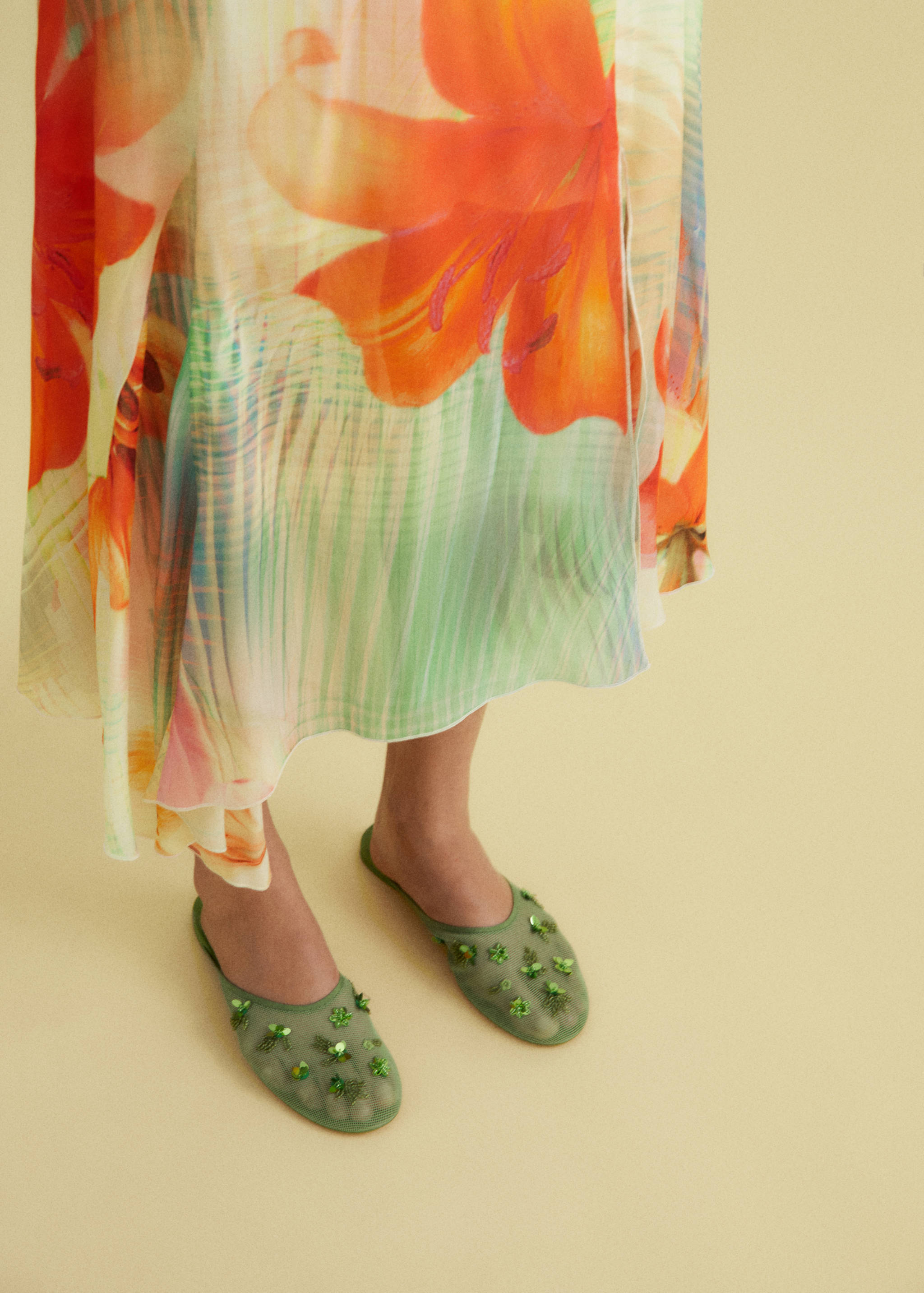 حذاء شبكي مطرز بالخرز - رؤية عامة