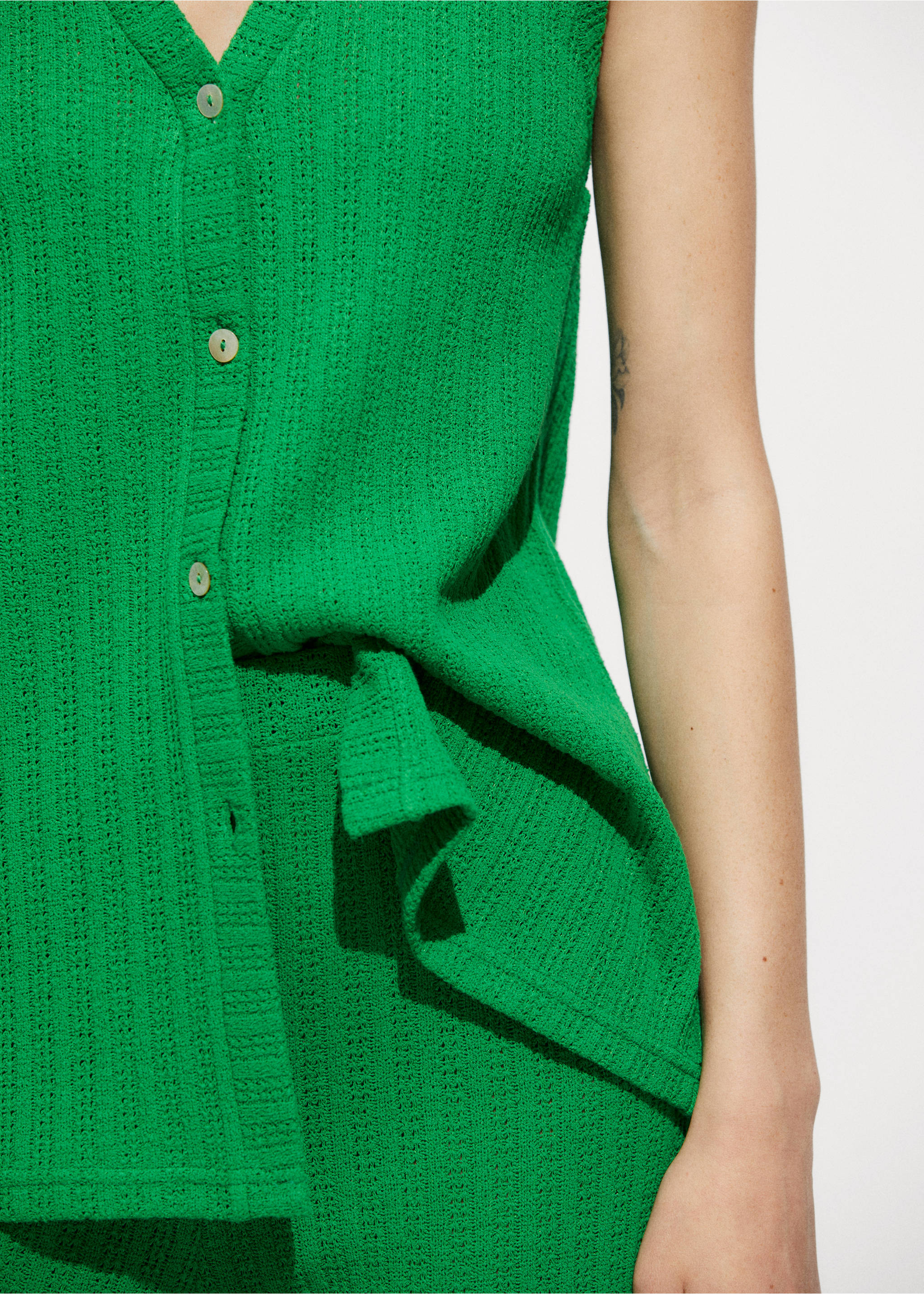 Crochet waistcoat with buttons - Details of the article 3, Green. Ref: 77072005-00.