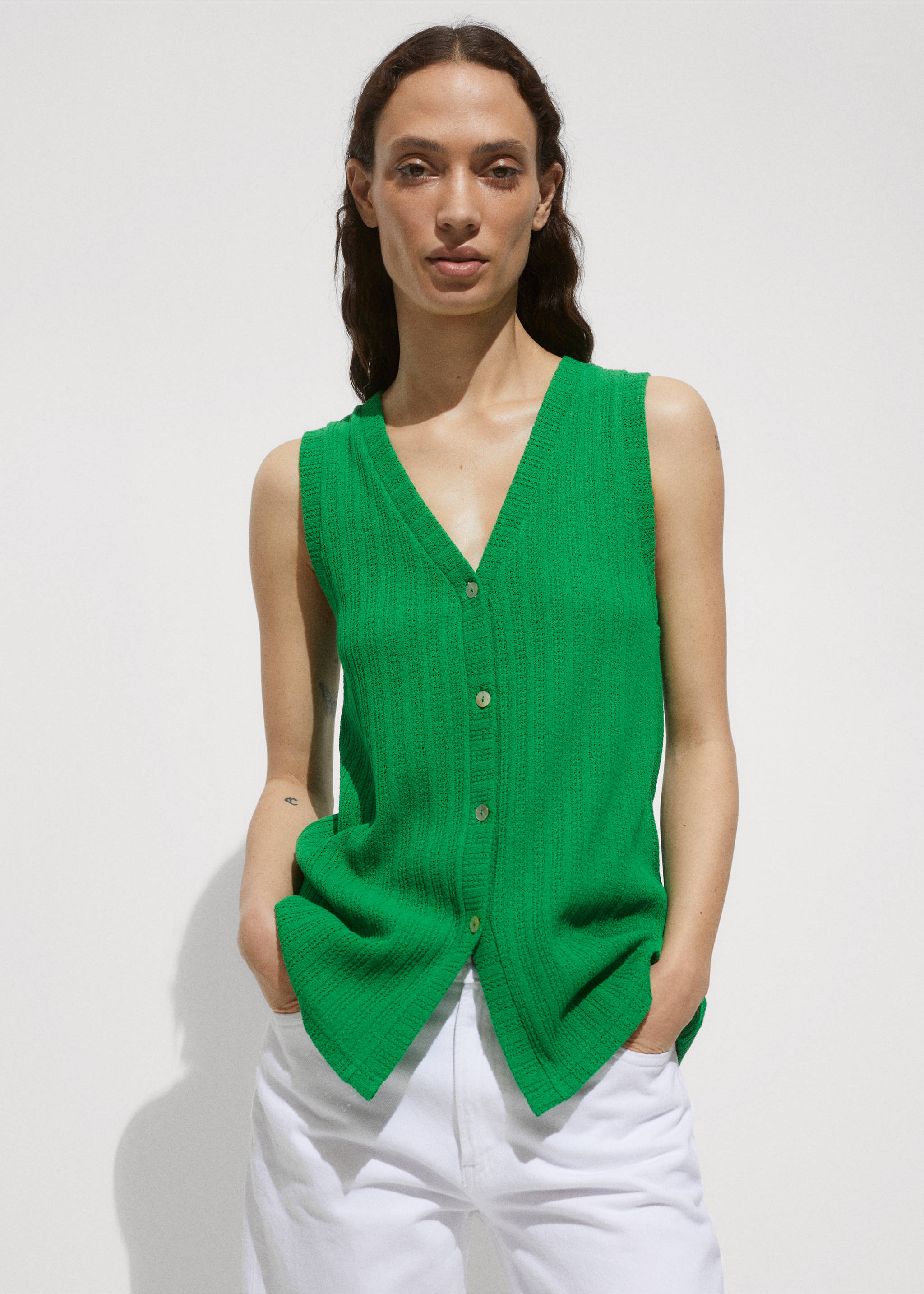 Crochet waistcoat with buttons - Details of the article 2, Green. Ref: 77072005-00.