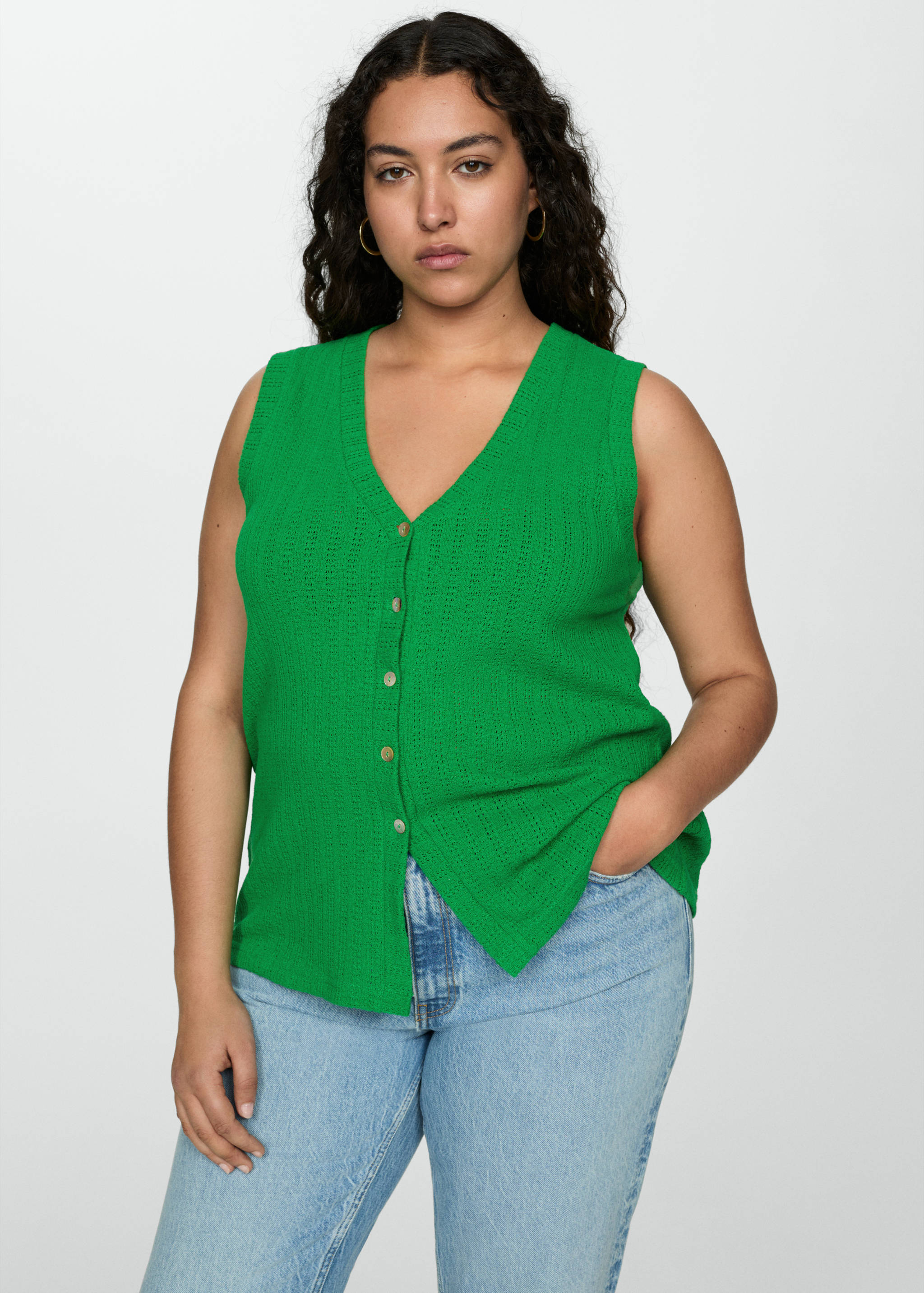 Crochet waistcoat with buttons - Details of the article 5