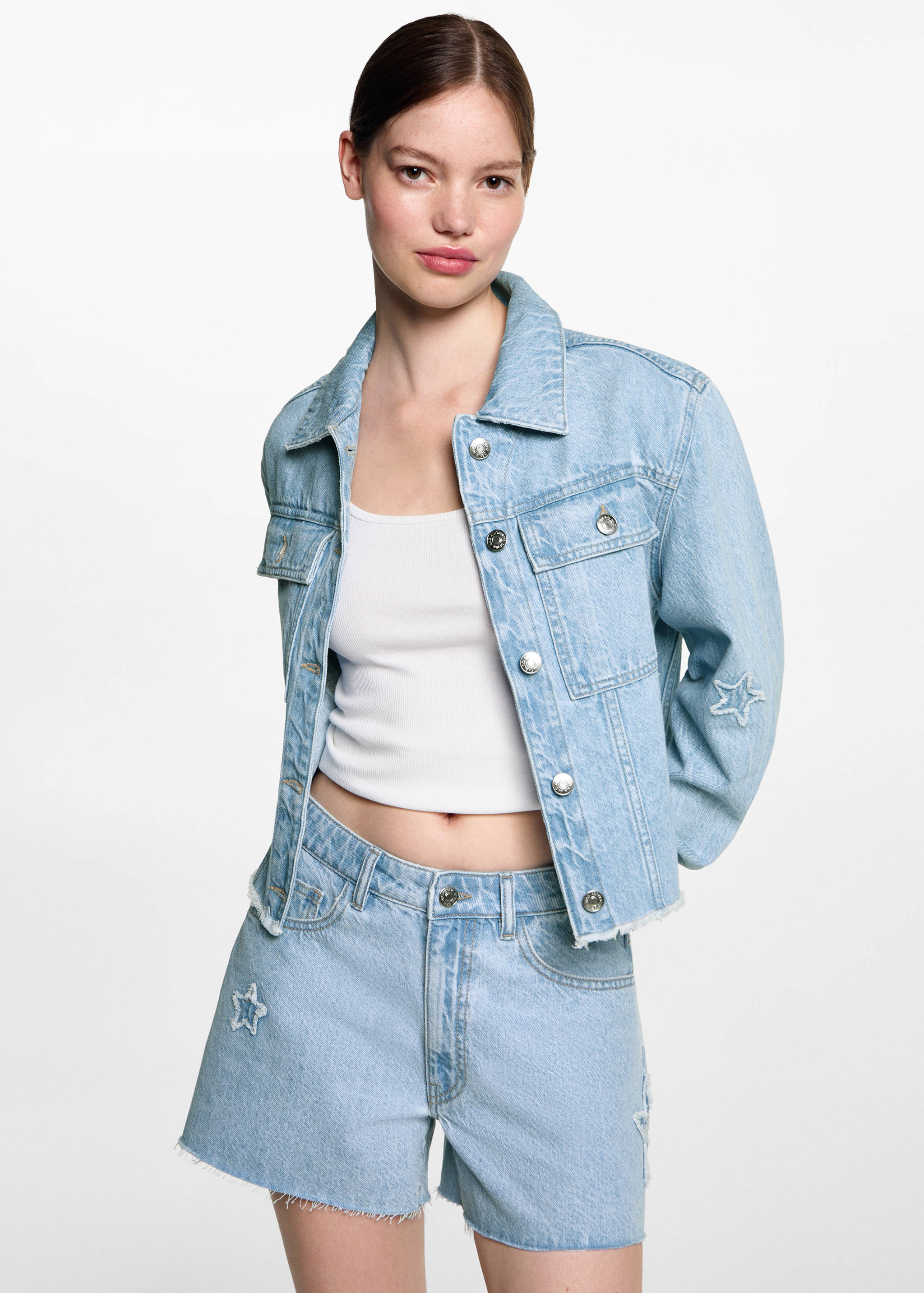 Short en jean étoiles - Plan moyen