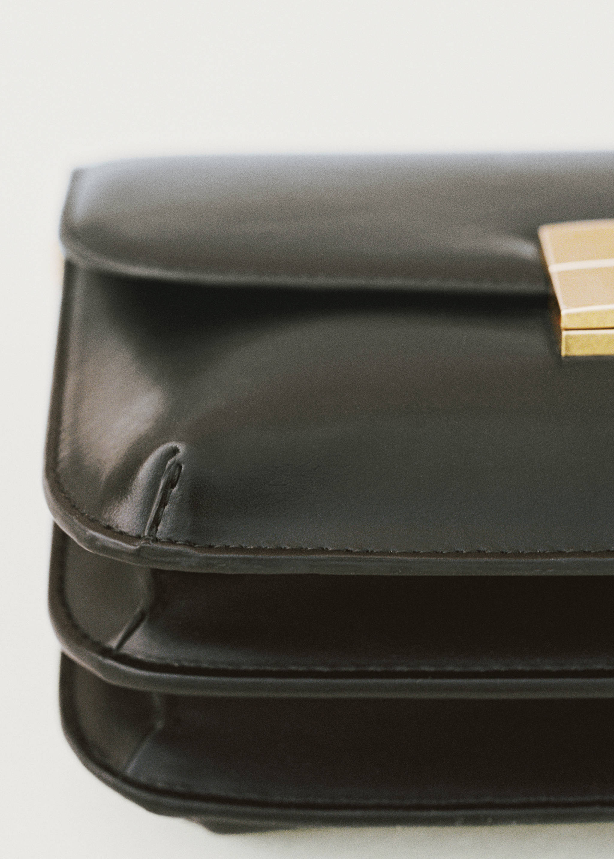 Crossbody bag with metal closure - General plane