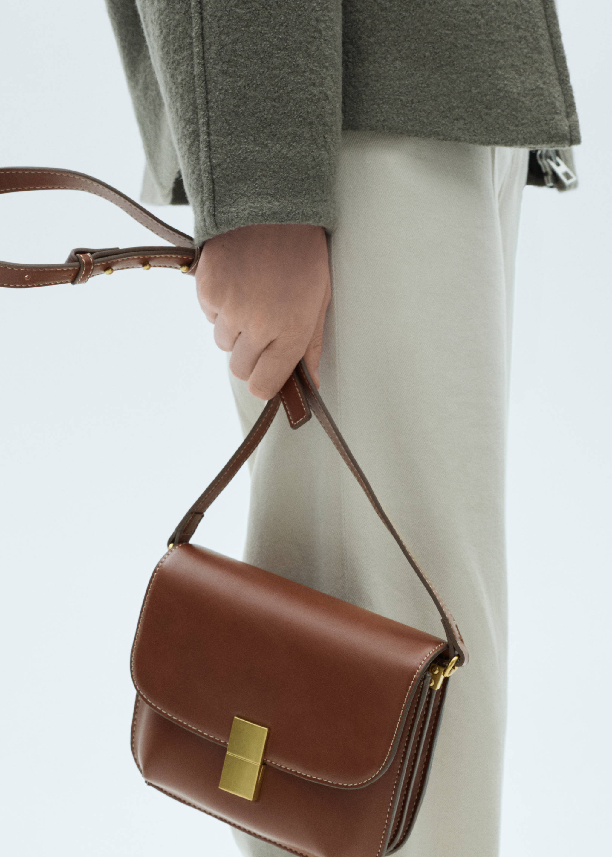 Crossbody bag with metal closure - Details of the article 9