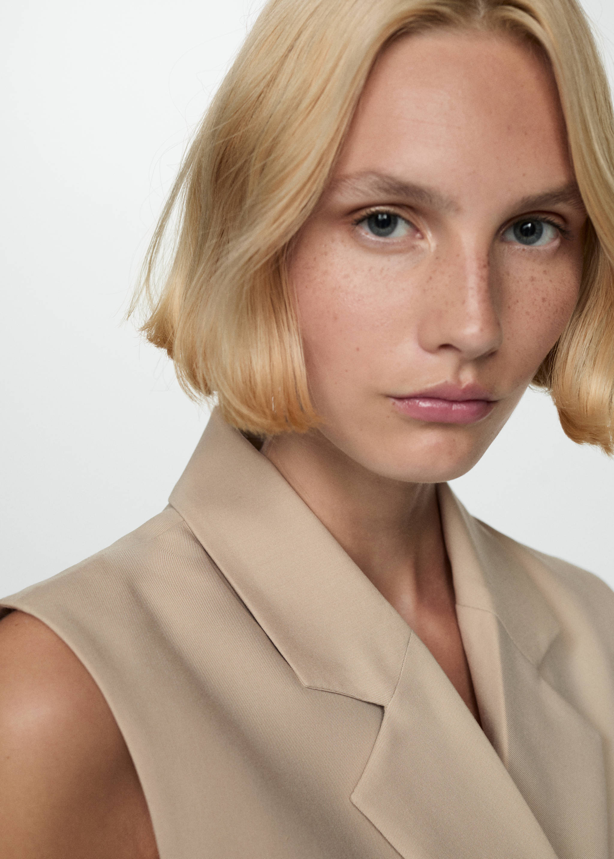 Long buttoned waistcoat - Details of the article 1