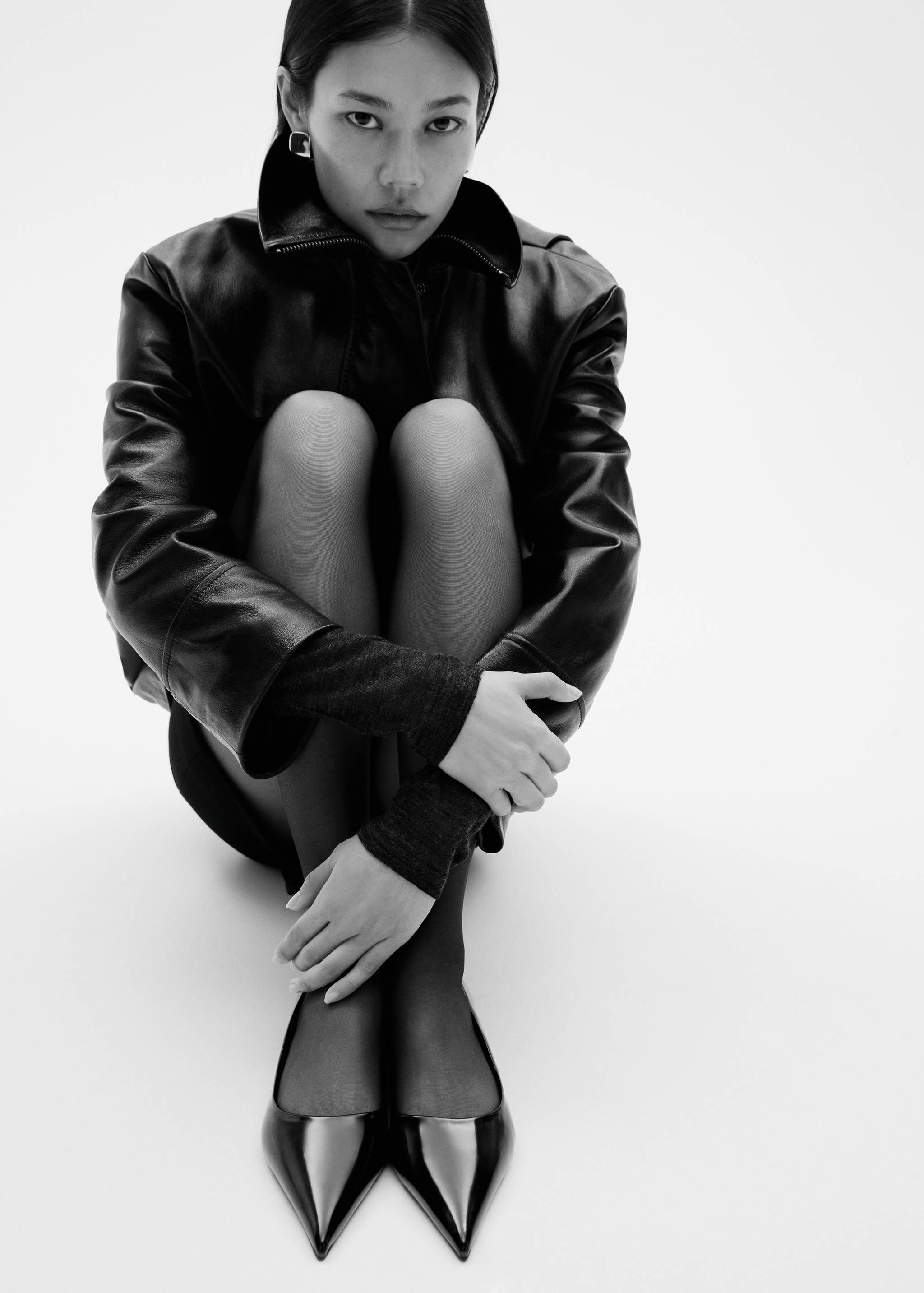 Zapato tacón efecto charol - Plano general