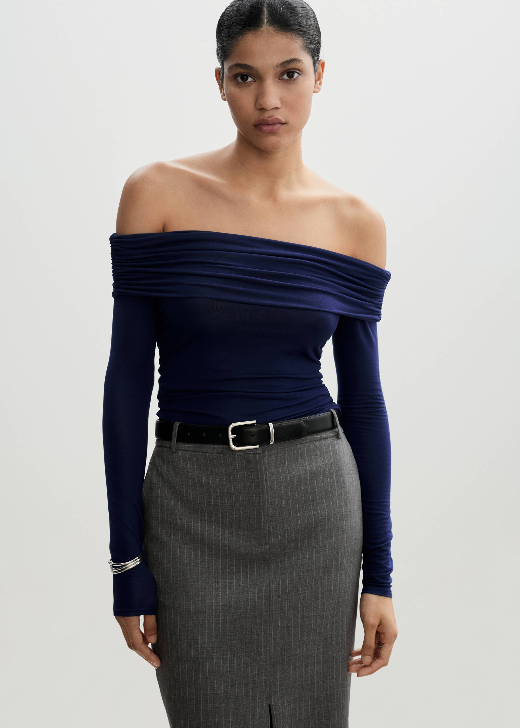 Camiseta hombros descubiertos - Plano medio