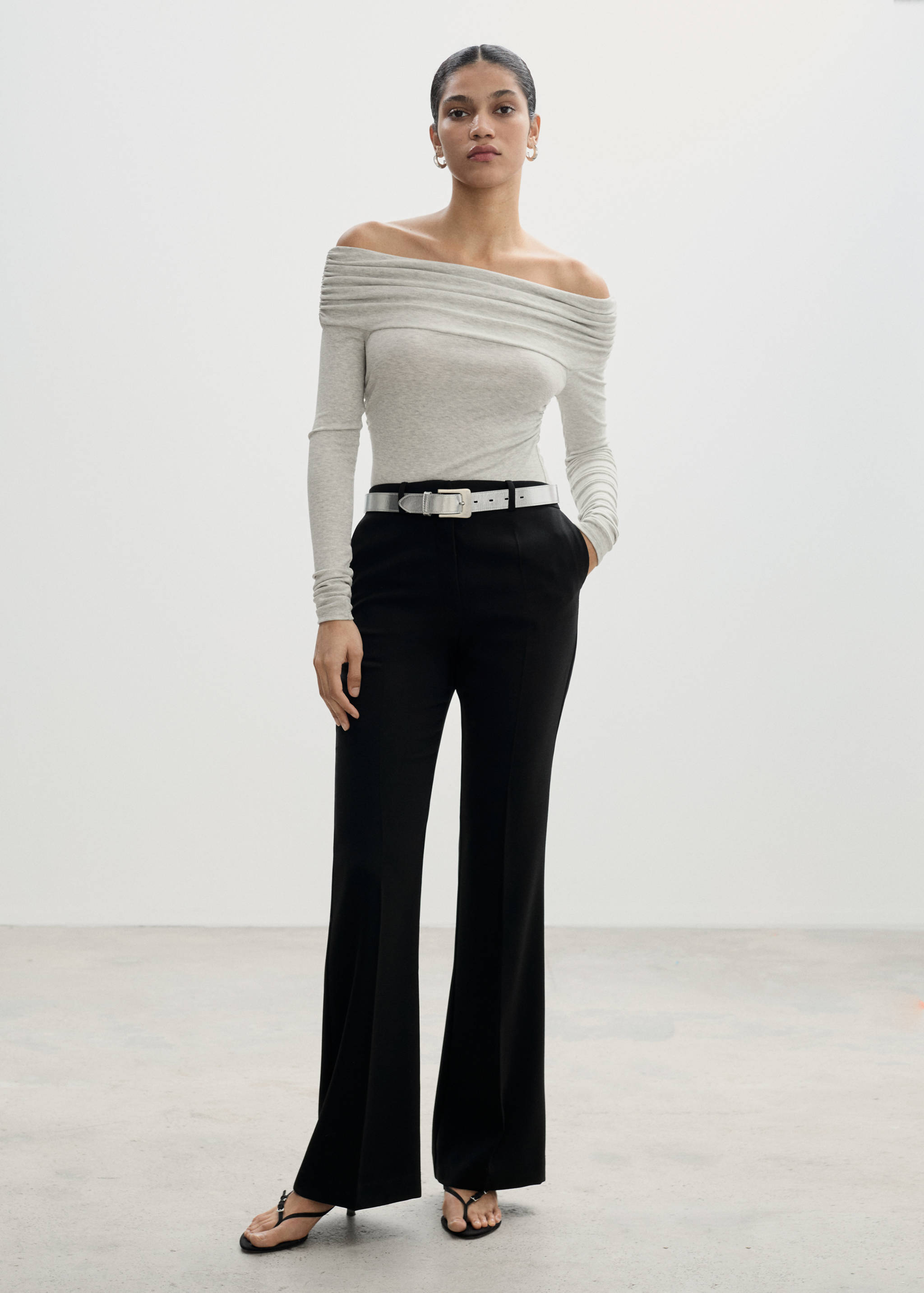 Camiseta hombros descubiertos - Plano general