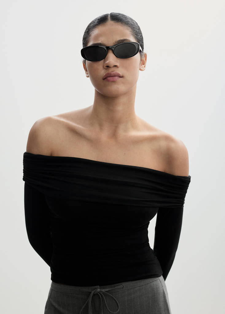 Off shoulders T-shirt — Black