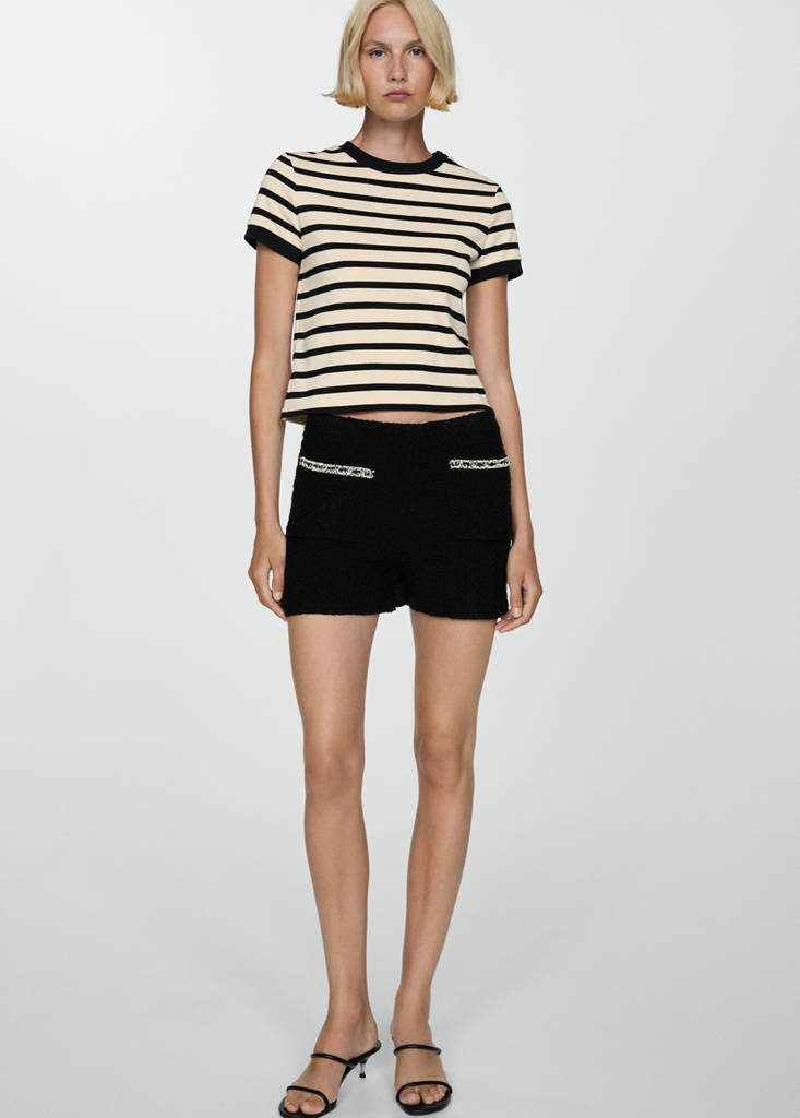 T-shirt with contrasting buttons — Ecru