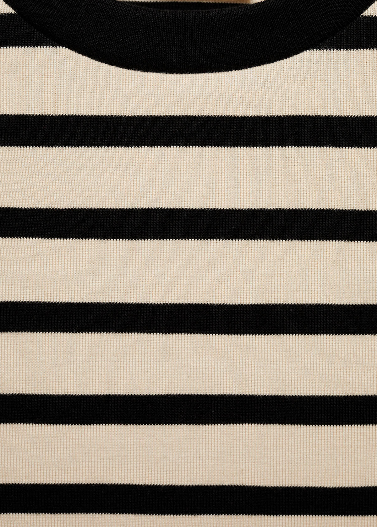 T-shirt with contrasting buttons — Ecru