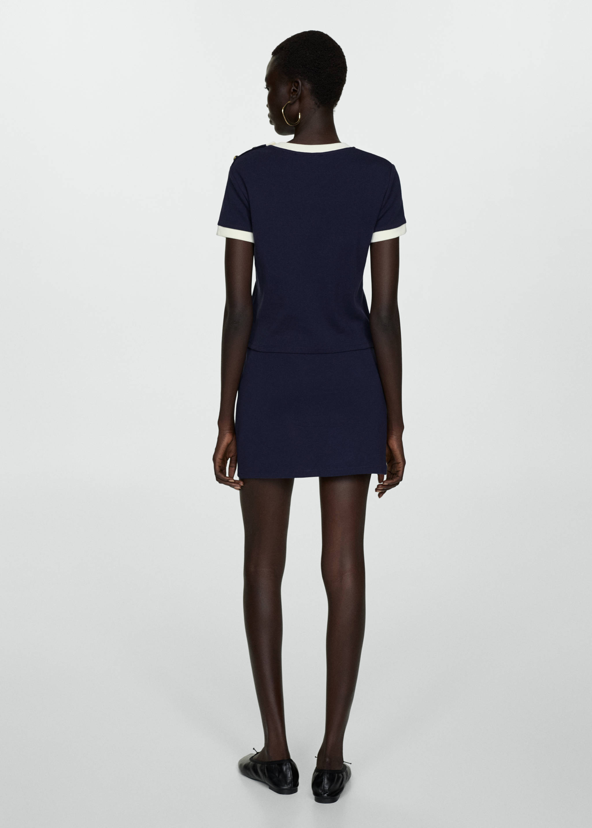 Camiseta contraste botones - Reverso del artículo