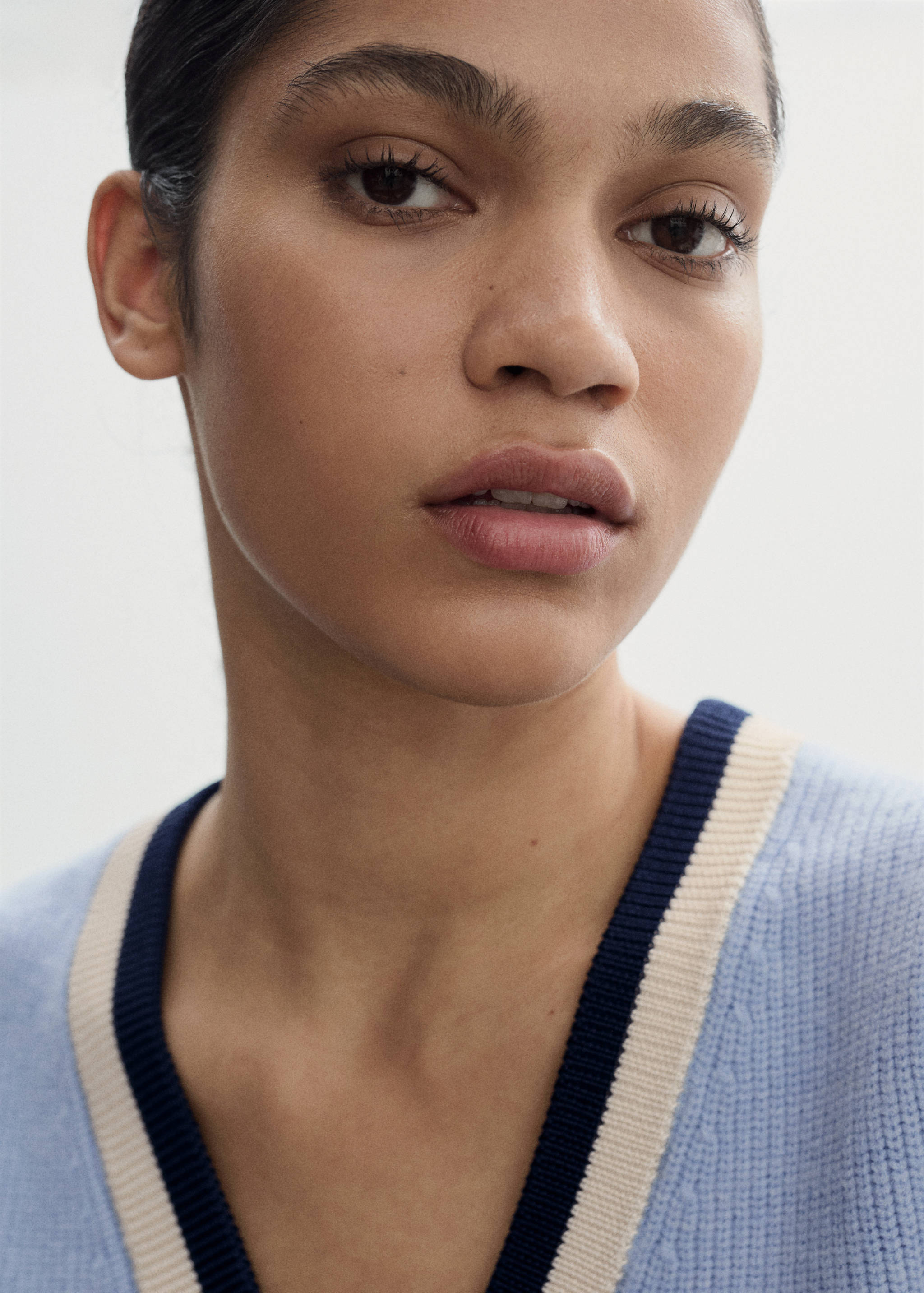 Contrast V-neck gilet - Details of the article 1