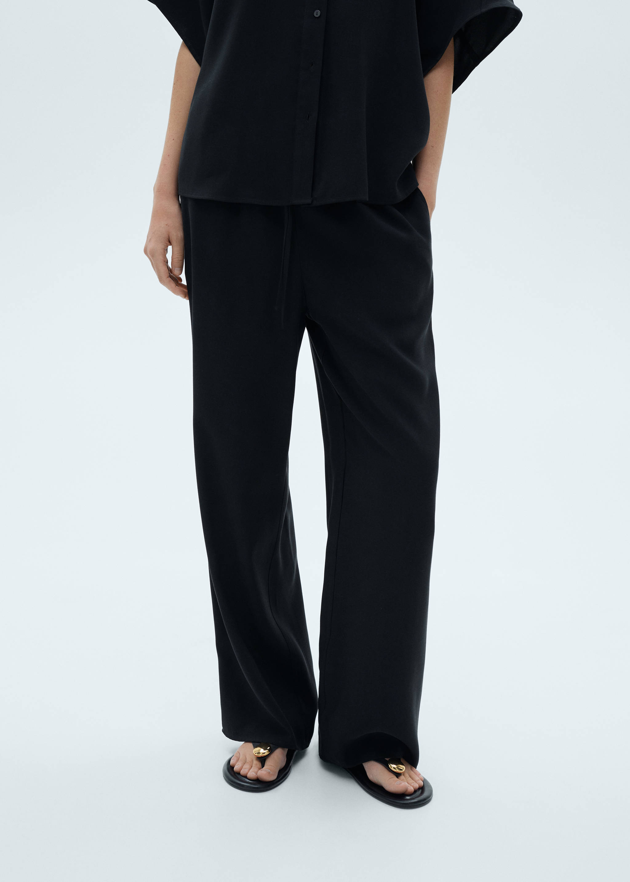 Прямые брюки из струящейся ткани - Средний план