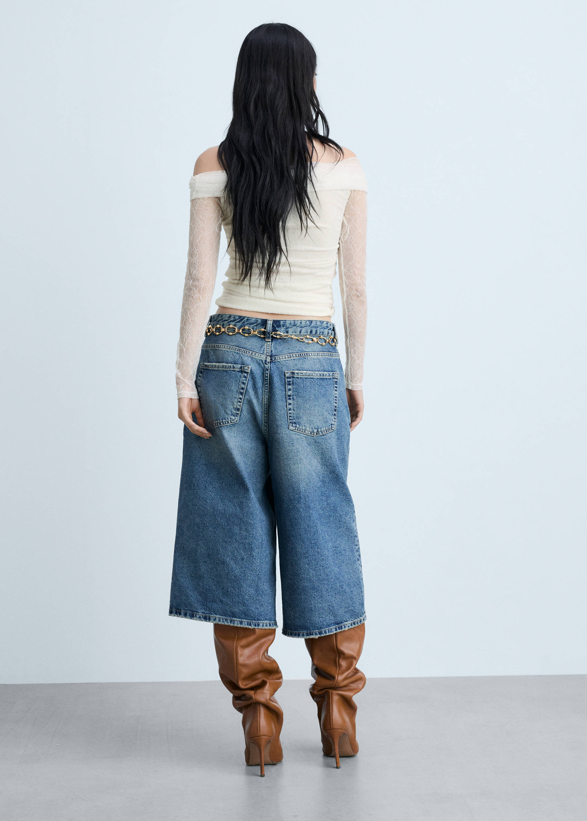 Off-the-shoulder lace t-shirt - Reverse of the article