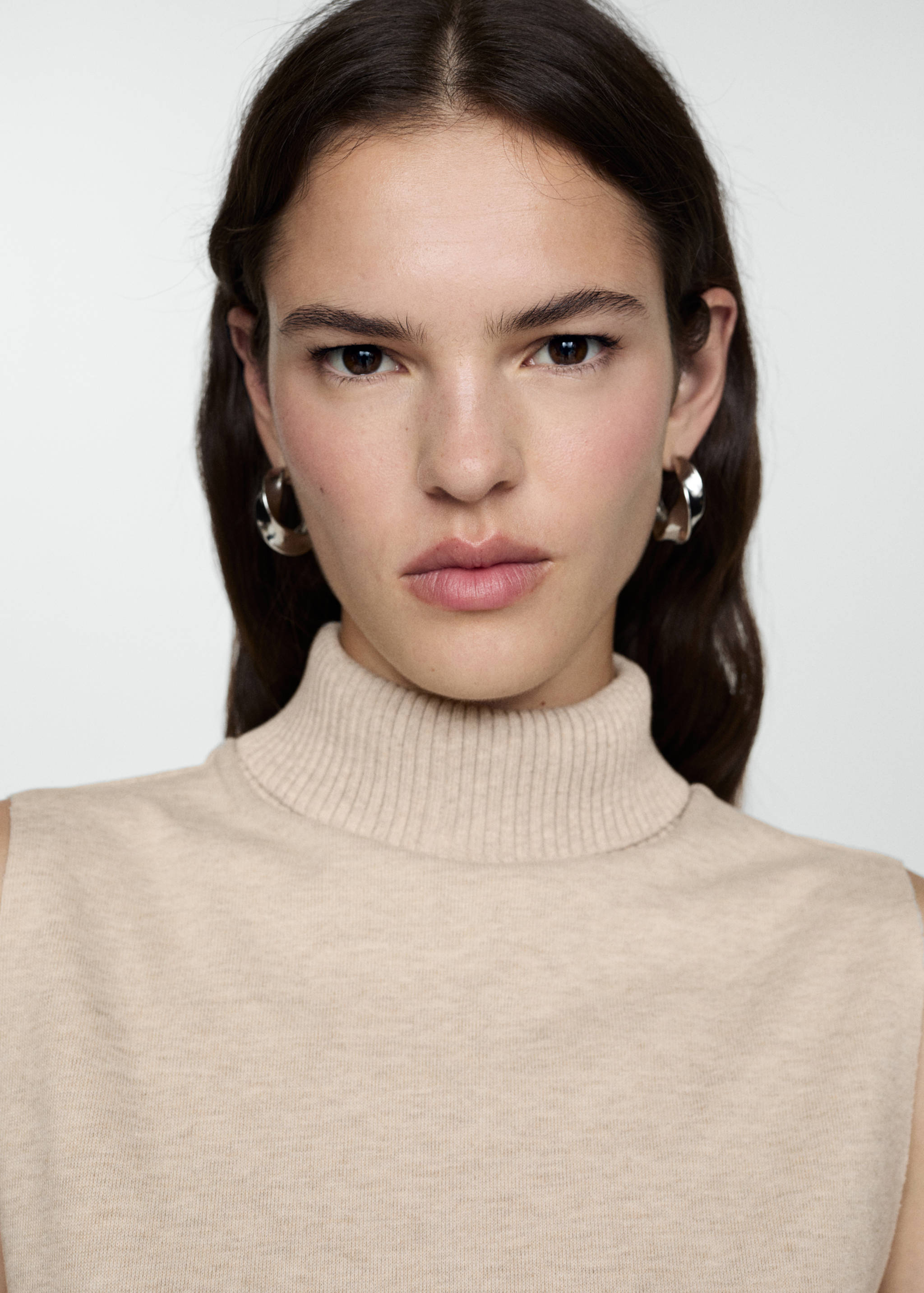 Sleeveless knitted top - Details of the article 1