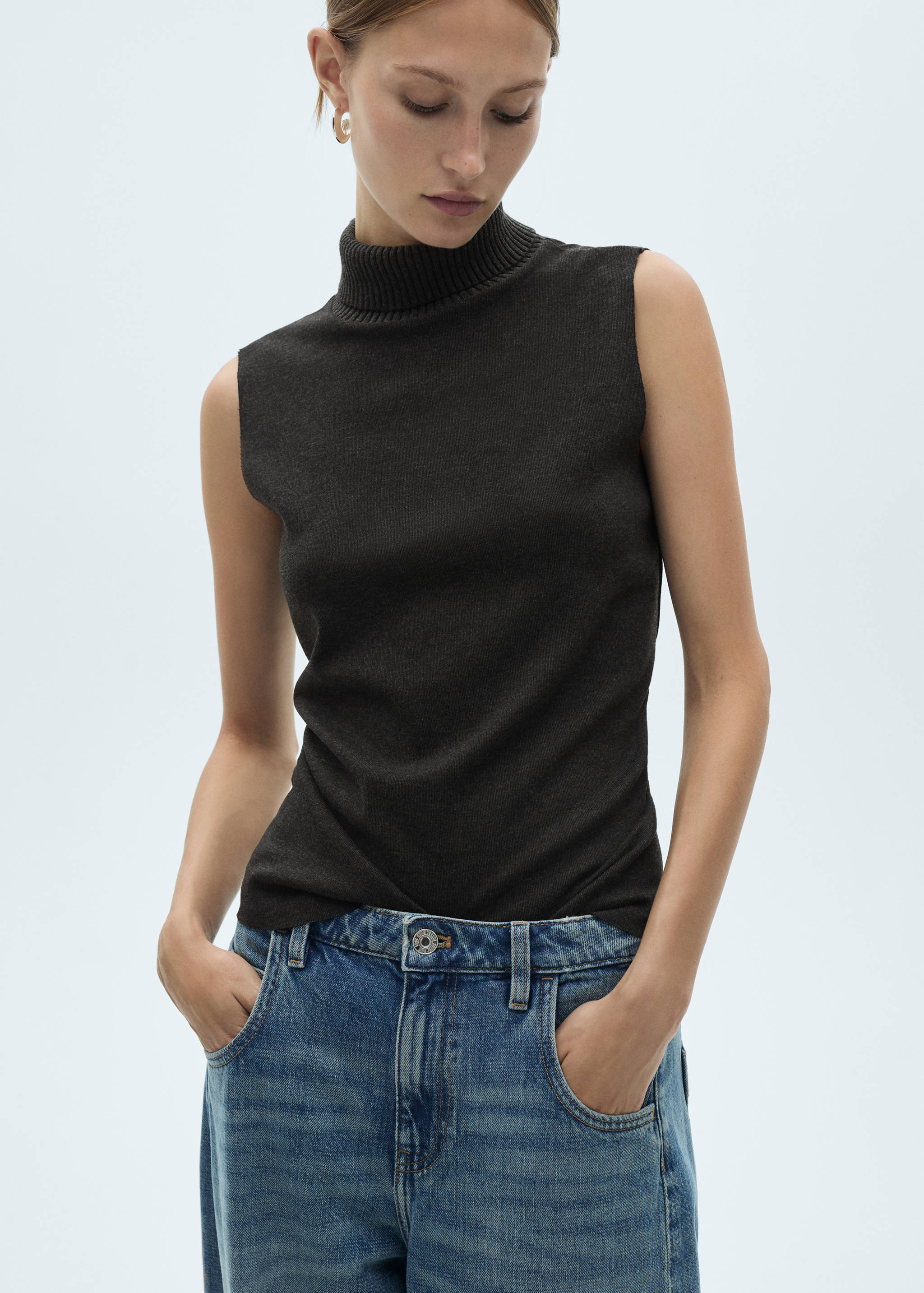 Sleeveless knitted top - Medium plane