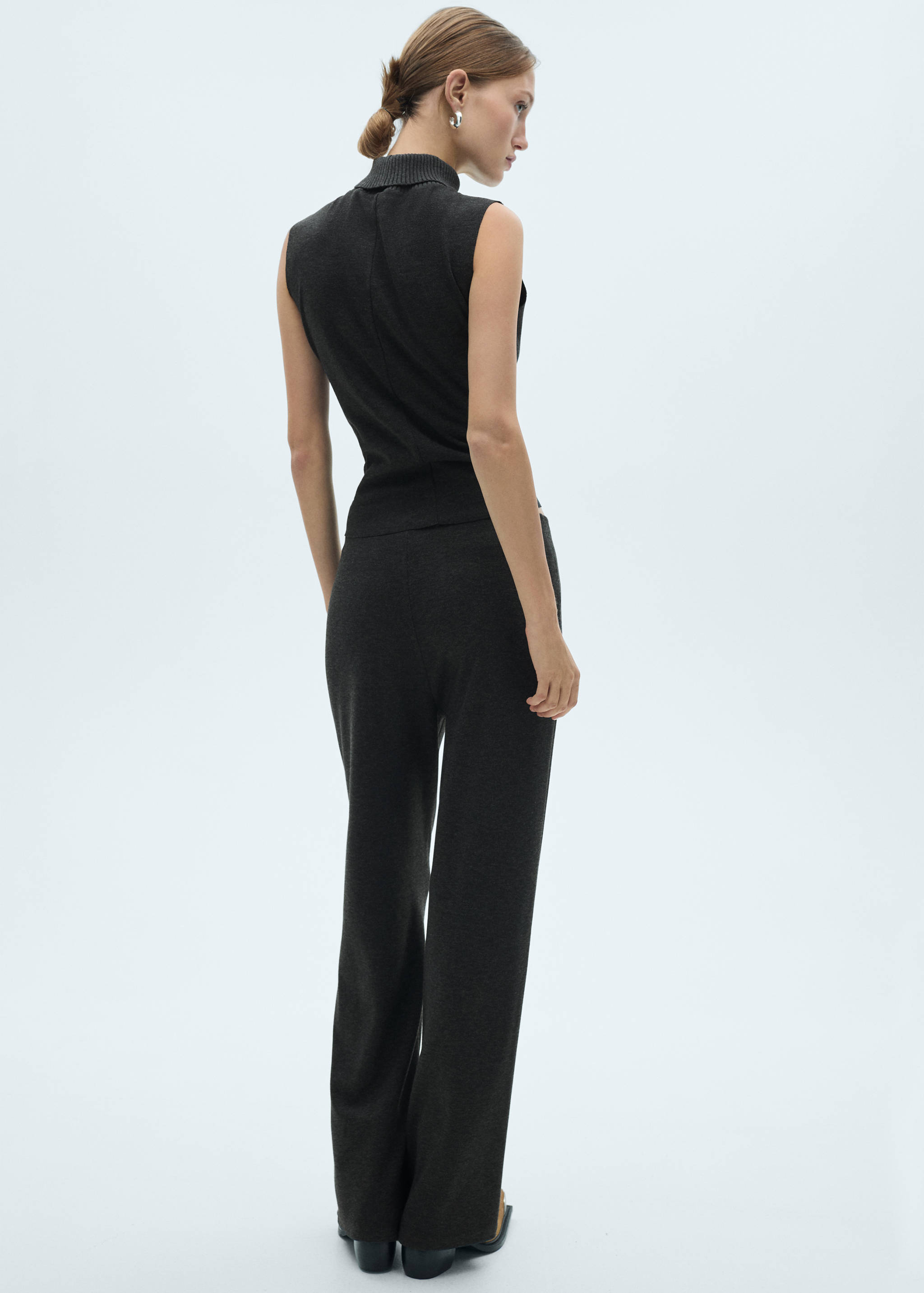 Sleeveless knitted top - Reverse of the article