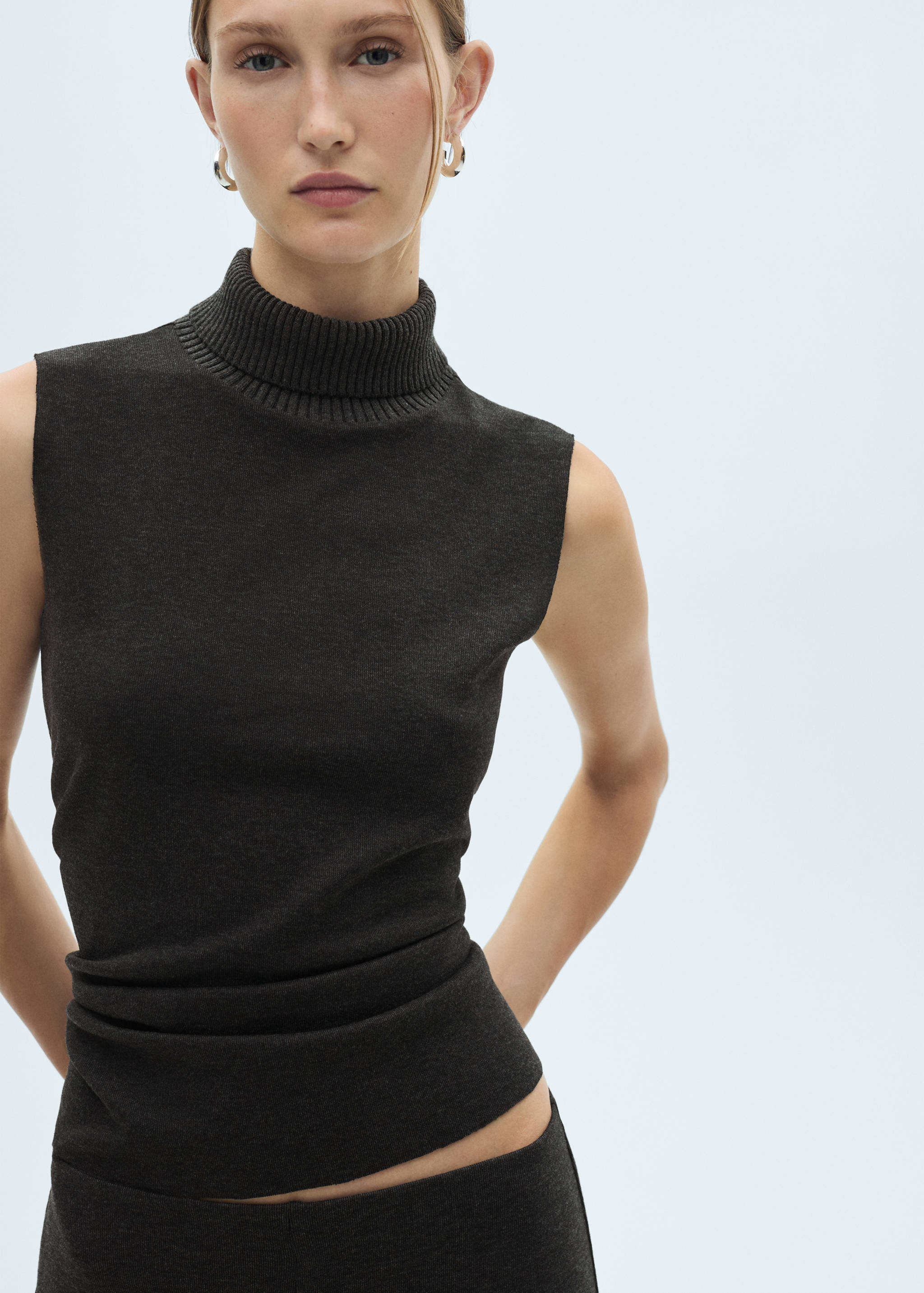 Sleeveless knitted top - Details of the article 2
