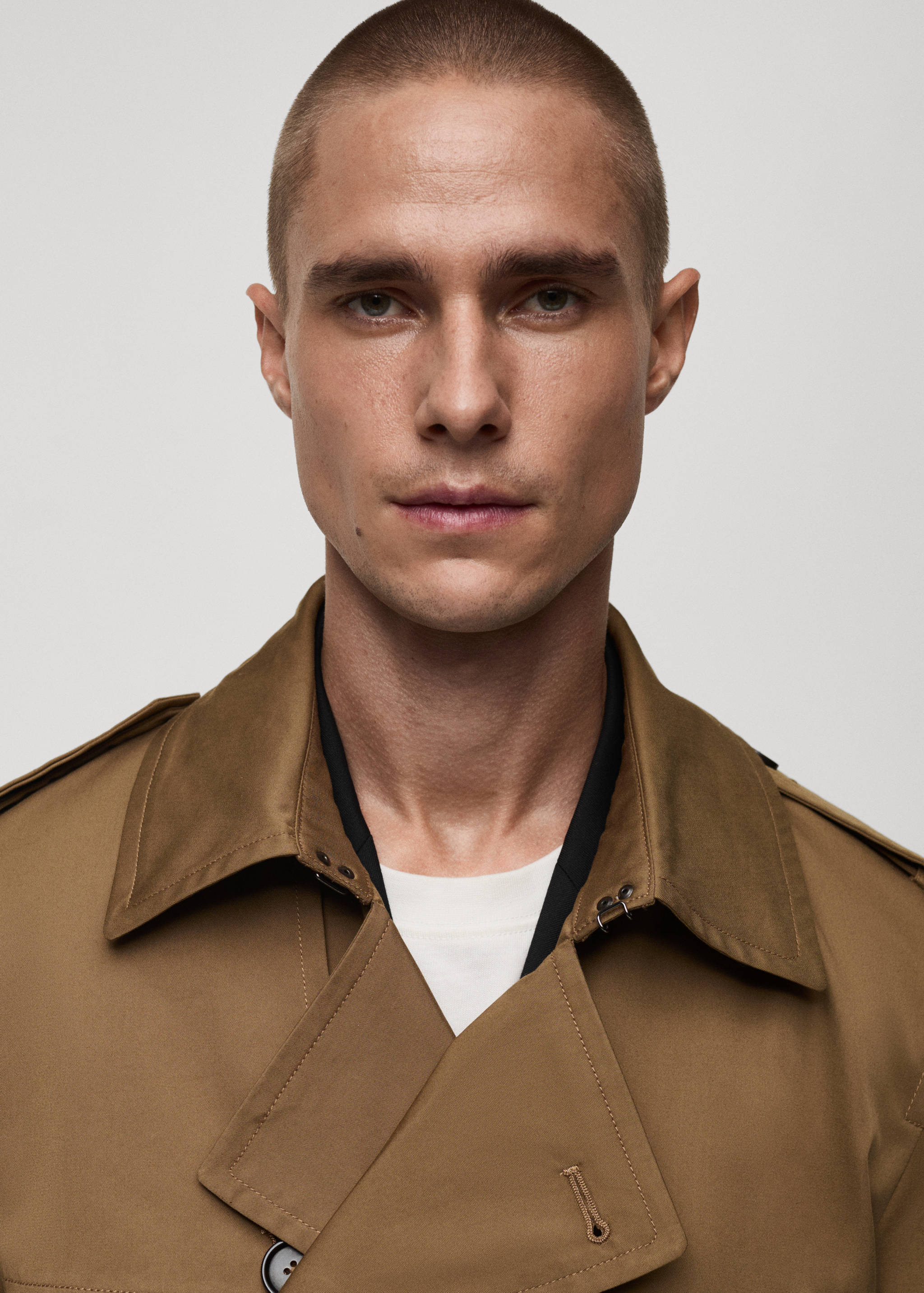 Water-repellent belted trench coat - Details of the article 3