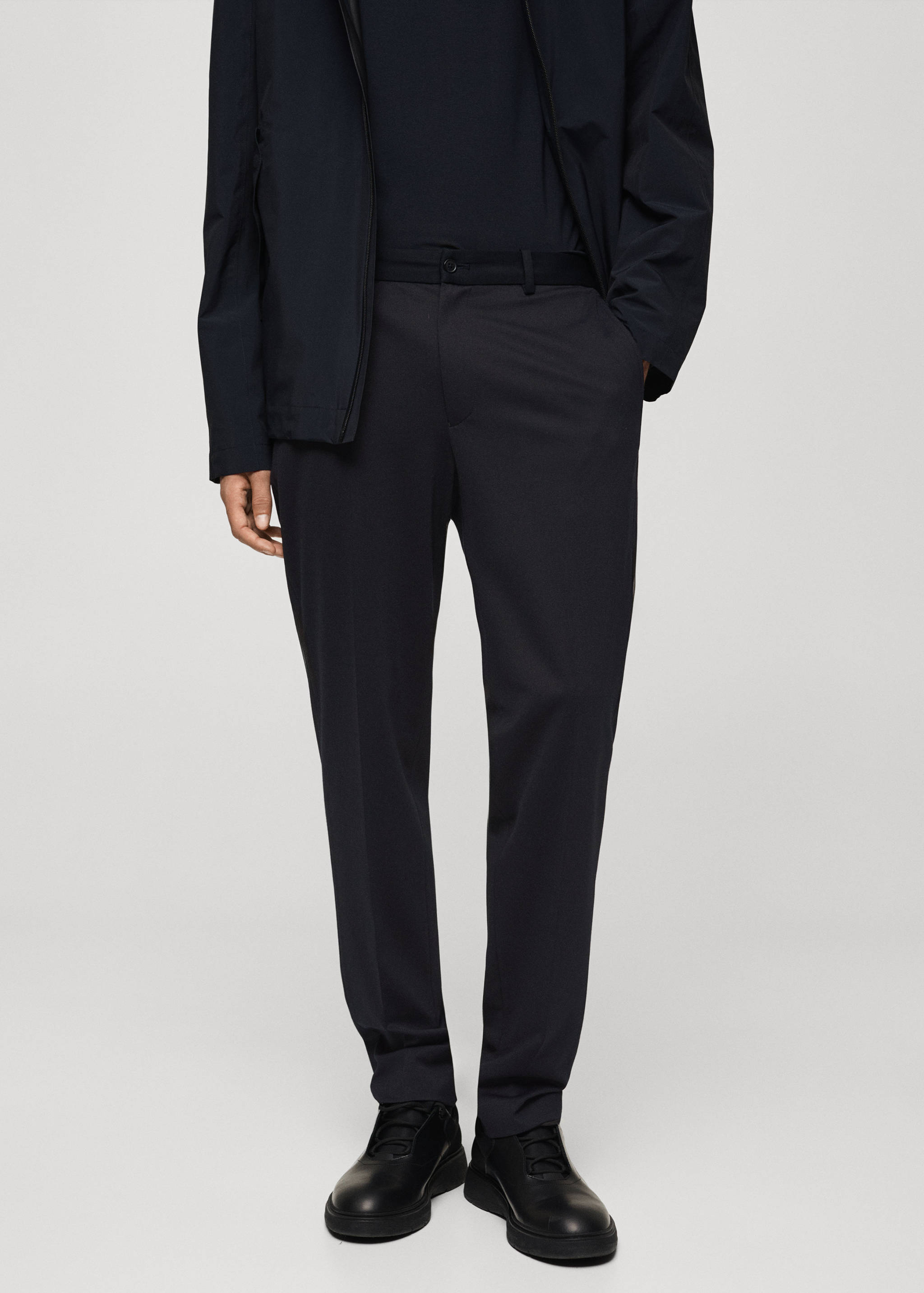 Немнущиеся костюмные брюки из ткани стретч - Средний план