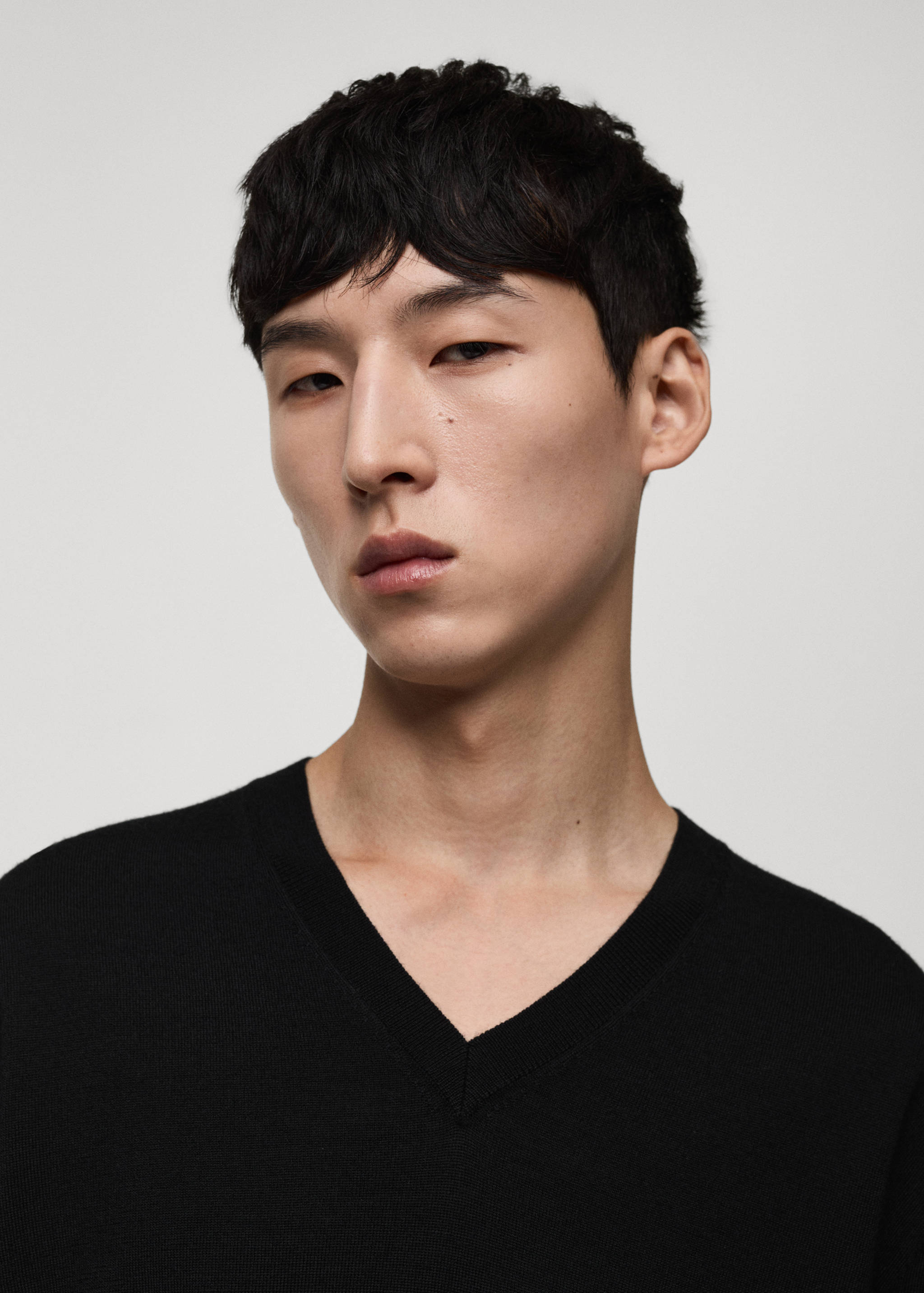 100% merino wool V-neck sweater - Details of the article 1